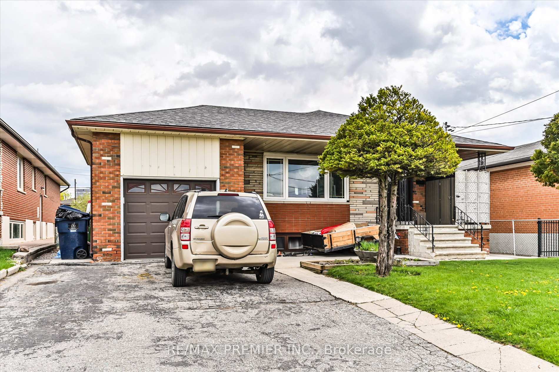 39 Jocada Road Lower, Toronto W04, ON M6L 2J4