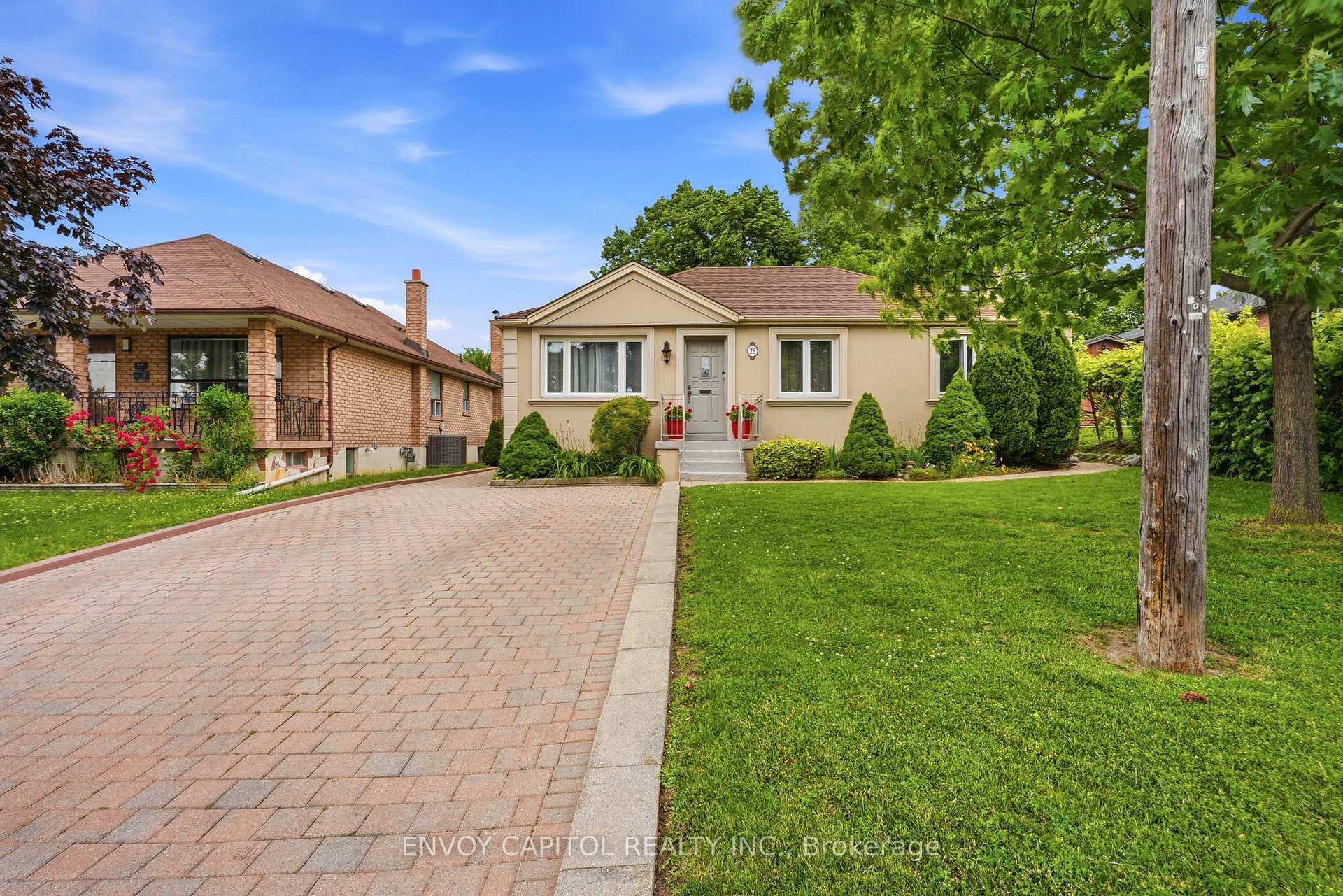 26 Deevale Road, Toronto W05, ON M3M 1Z3