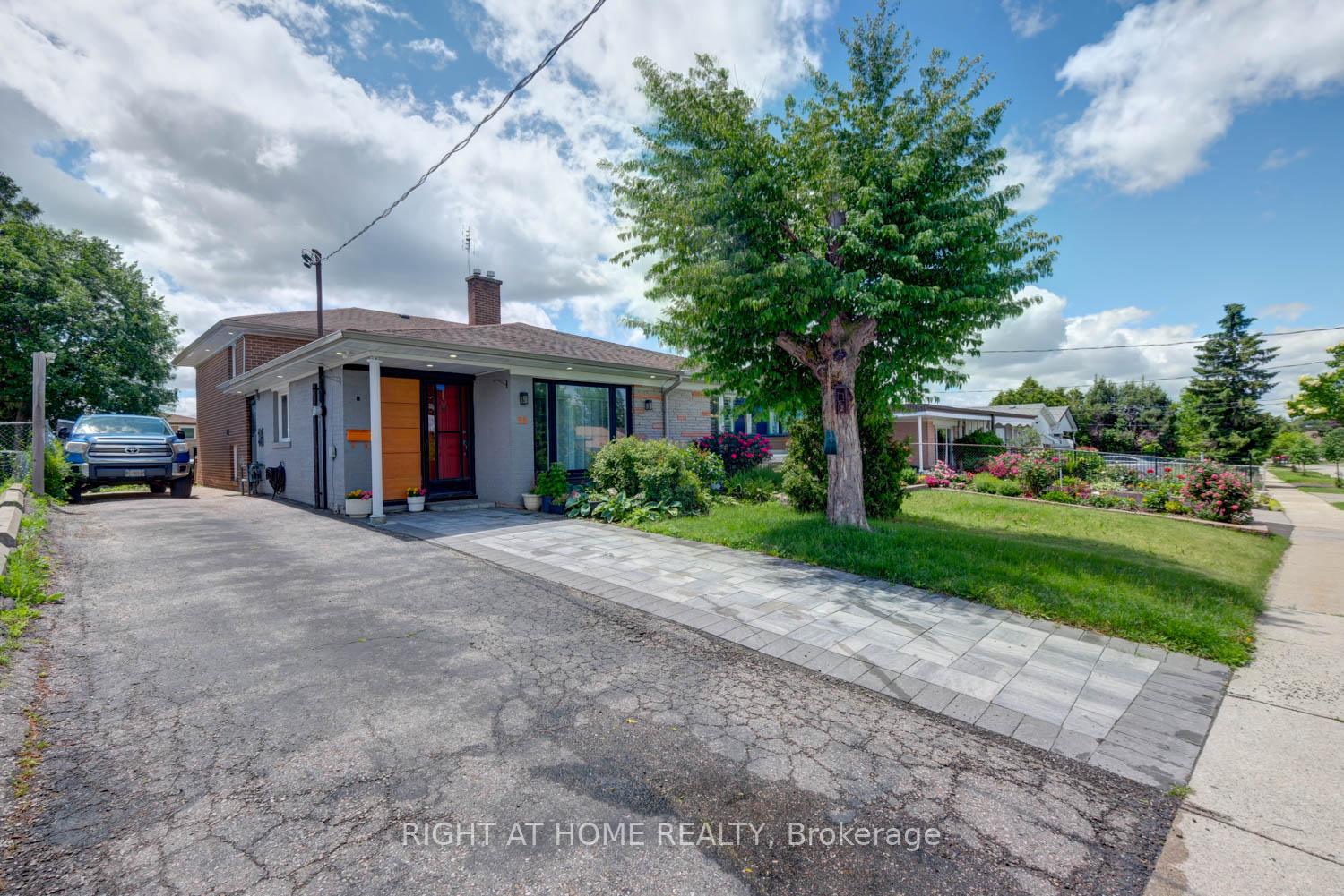 31 Frankton Crescent, Toronto W05, ON M3J 1C2