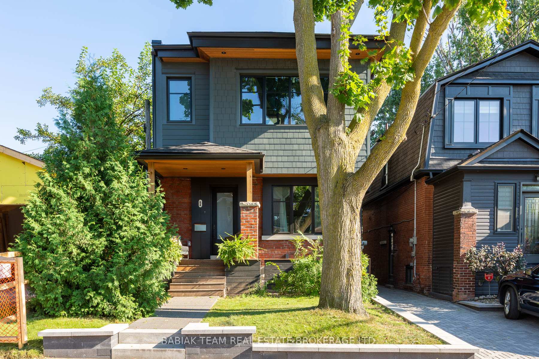 1 Ostend Avenue Lower, Toronto W01, ON M6S 1L3