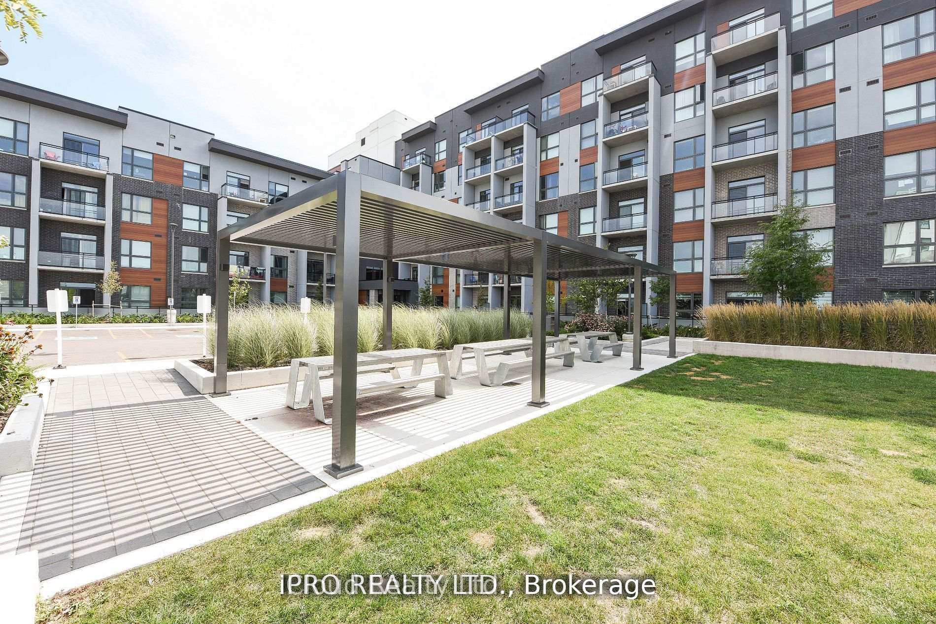 95 Dundas St W Street 004, Oakville, ON L6M 5N4