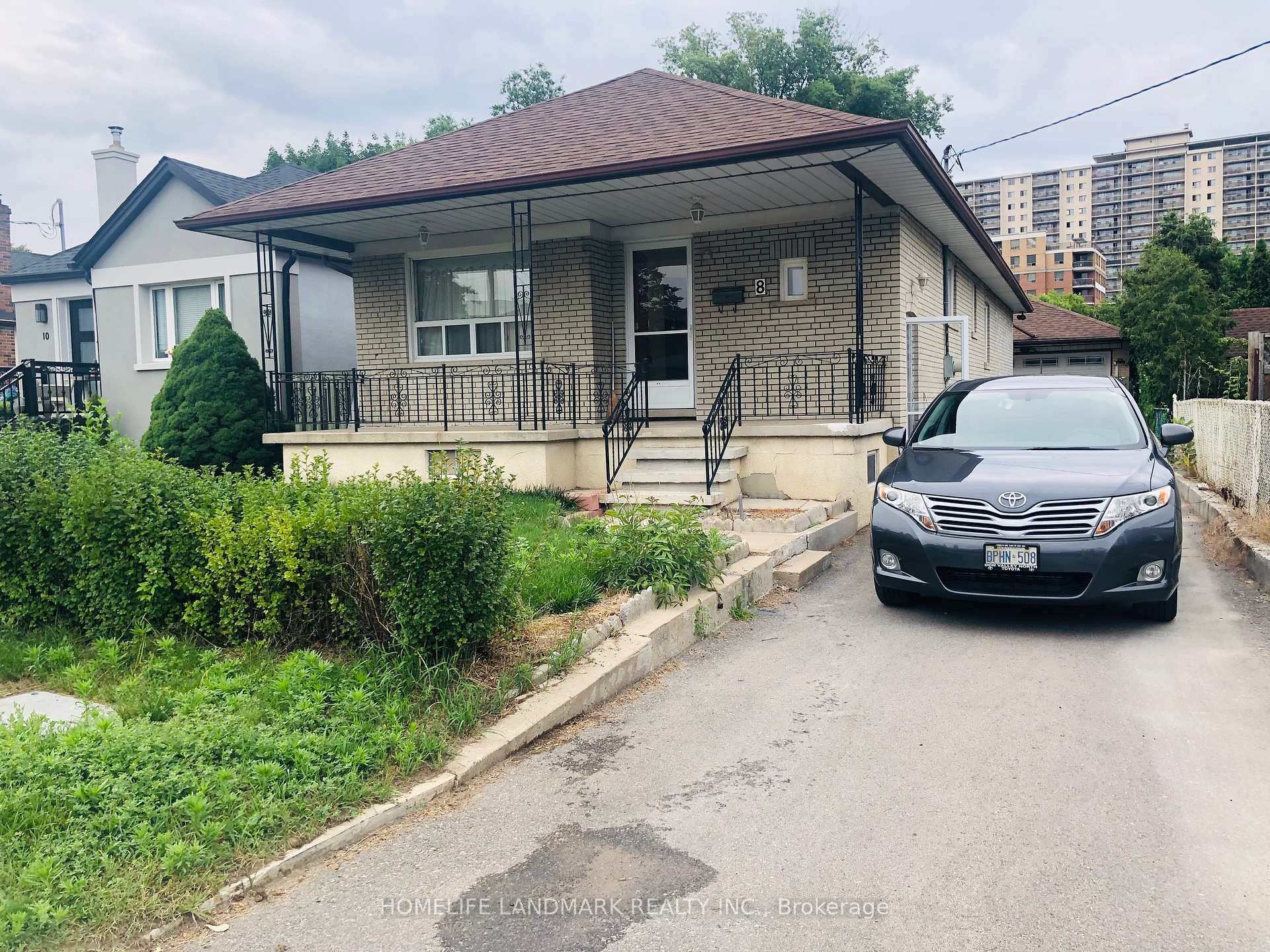 8 Plainfield Road BSMT, Toronto W04, ON M9N 1G7