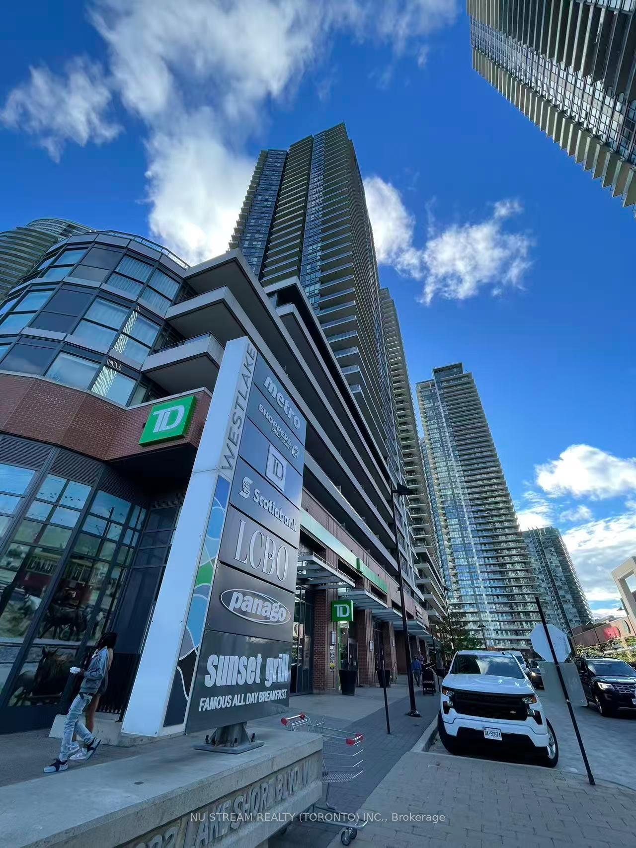 2212 Lakeshore Boulevard W 805, Toronto W06, ON M8V 0C2