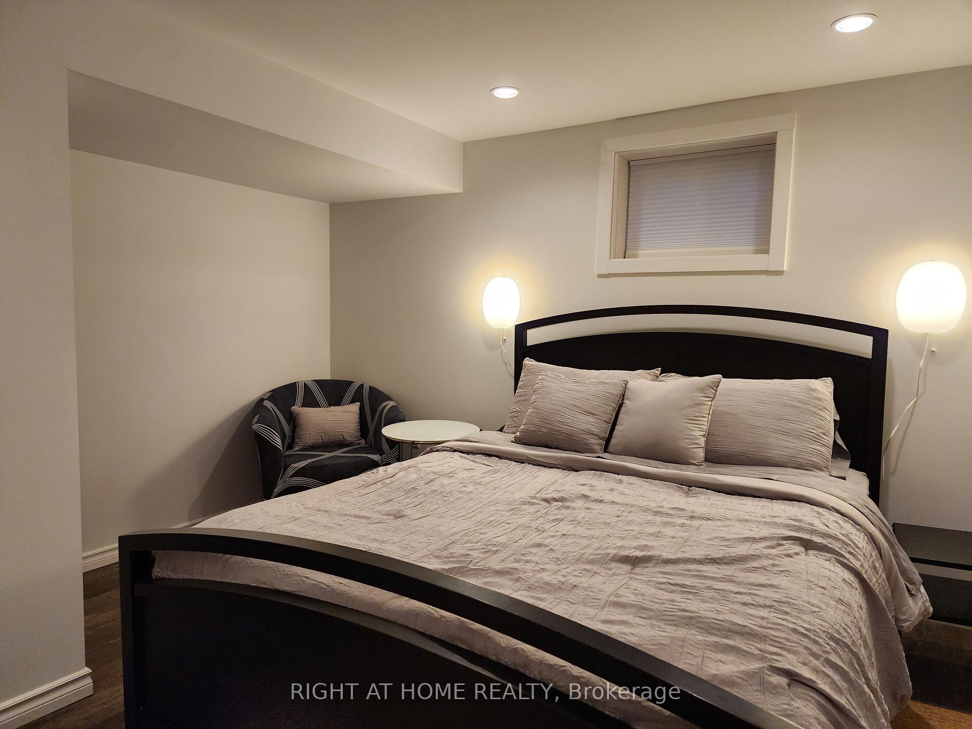 1599 Sandgate Crescent Lower, Mississauga, ON L5J 2E3