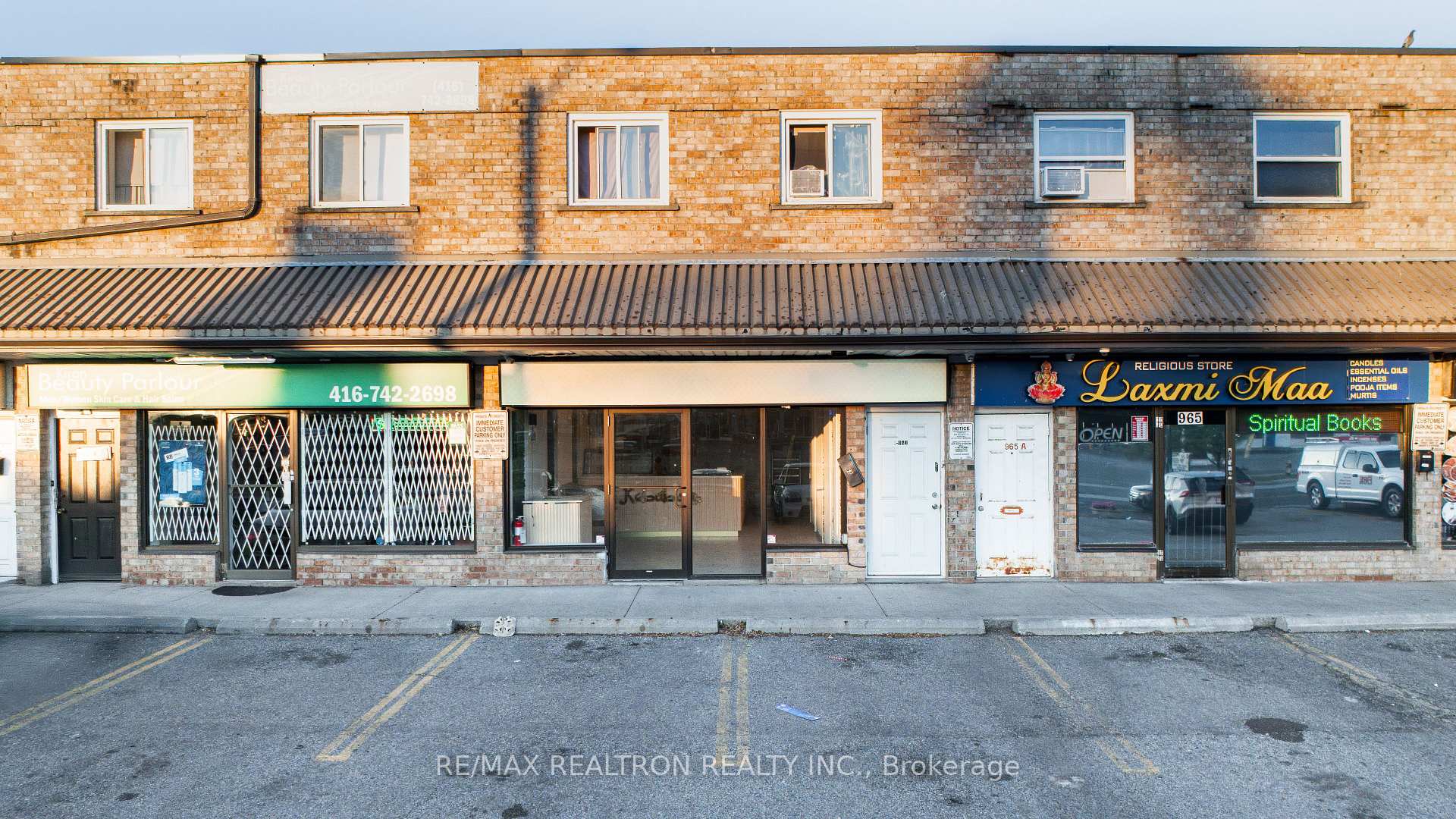 963 Albion Road N, Toronto W10, ON M9V 1A6