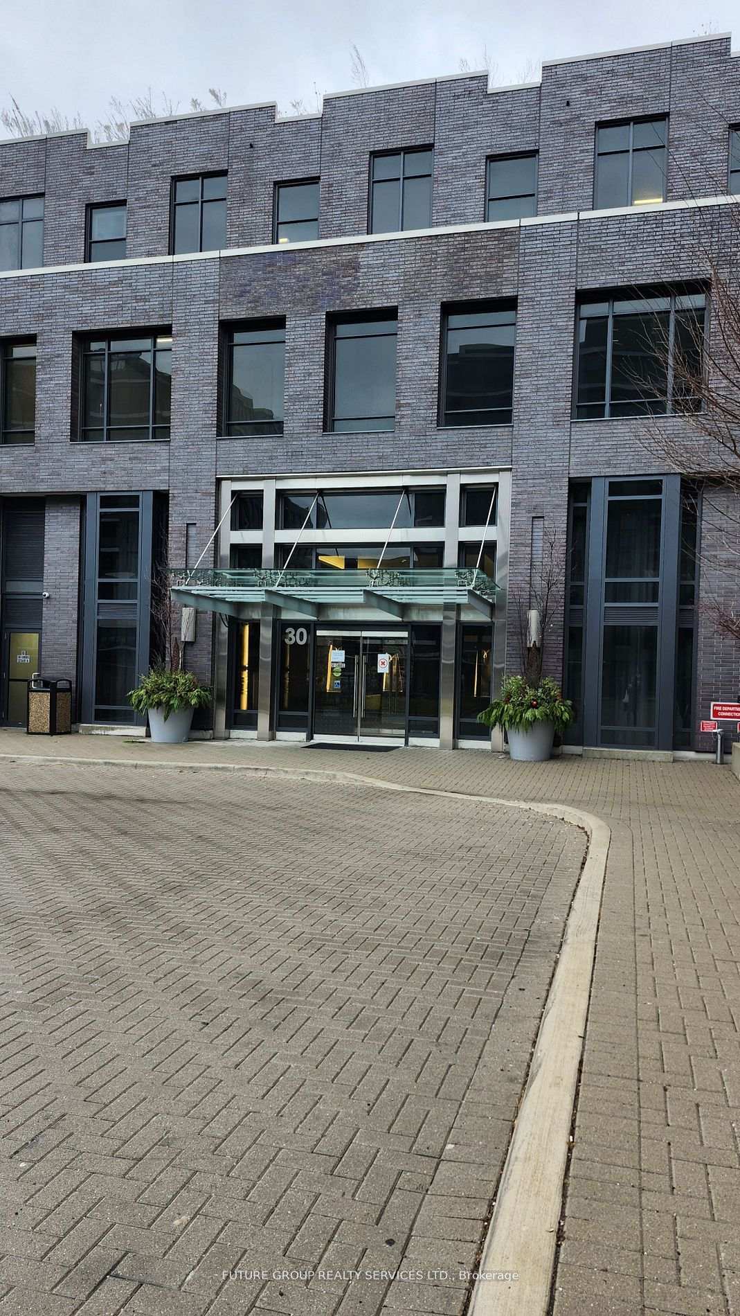 30 Gibbs Road 3303, Toronto W08, ON M9B 0E3