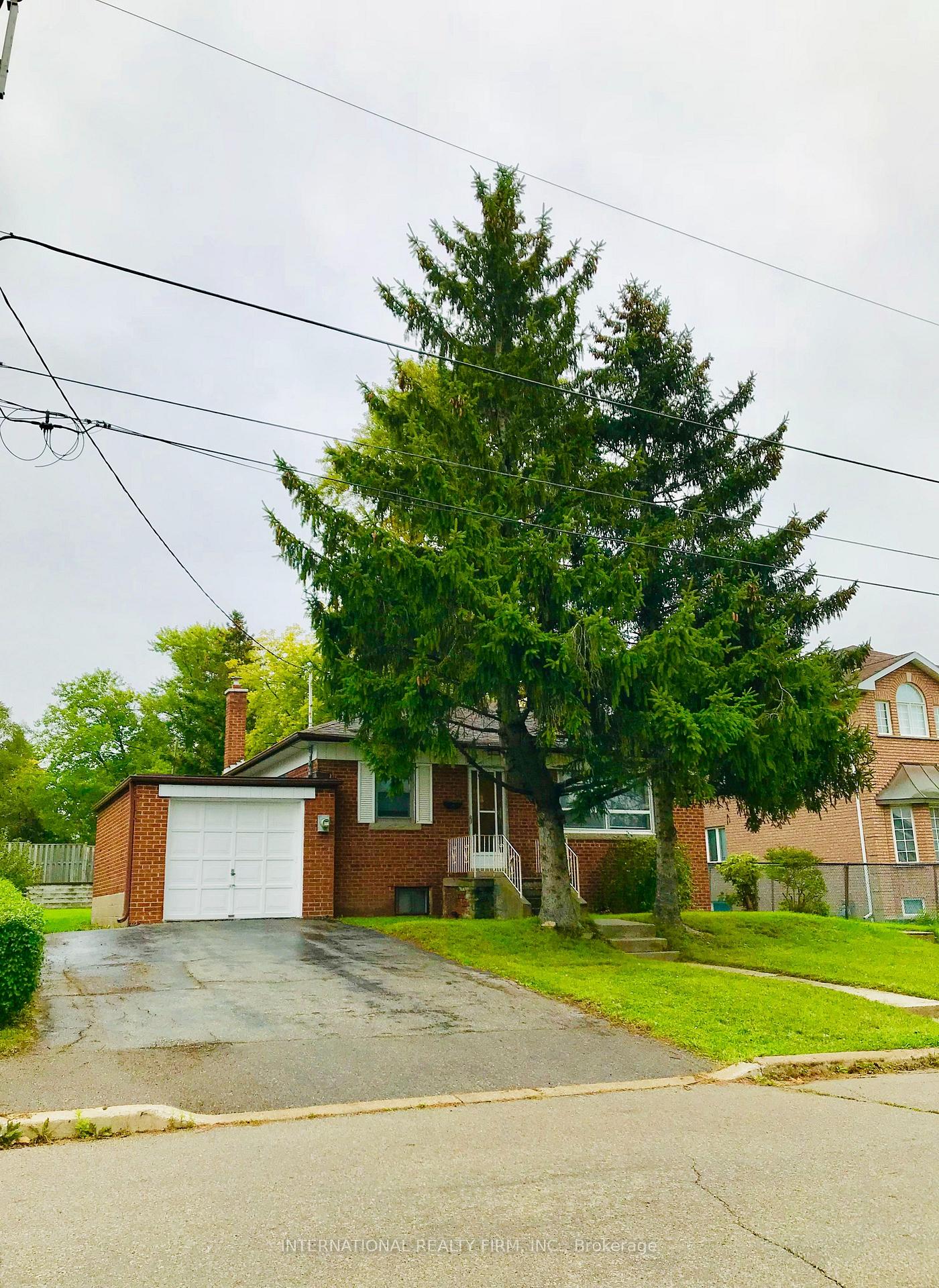81 Claver Avenue, Toronto W04, ON M6B 2W3