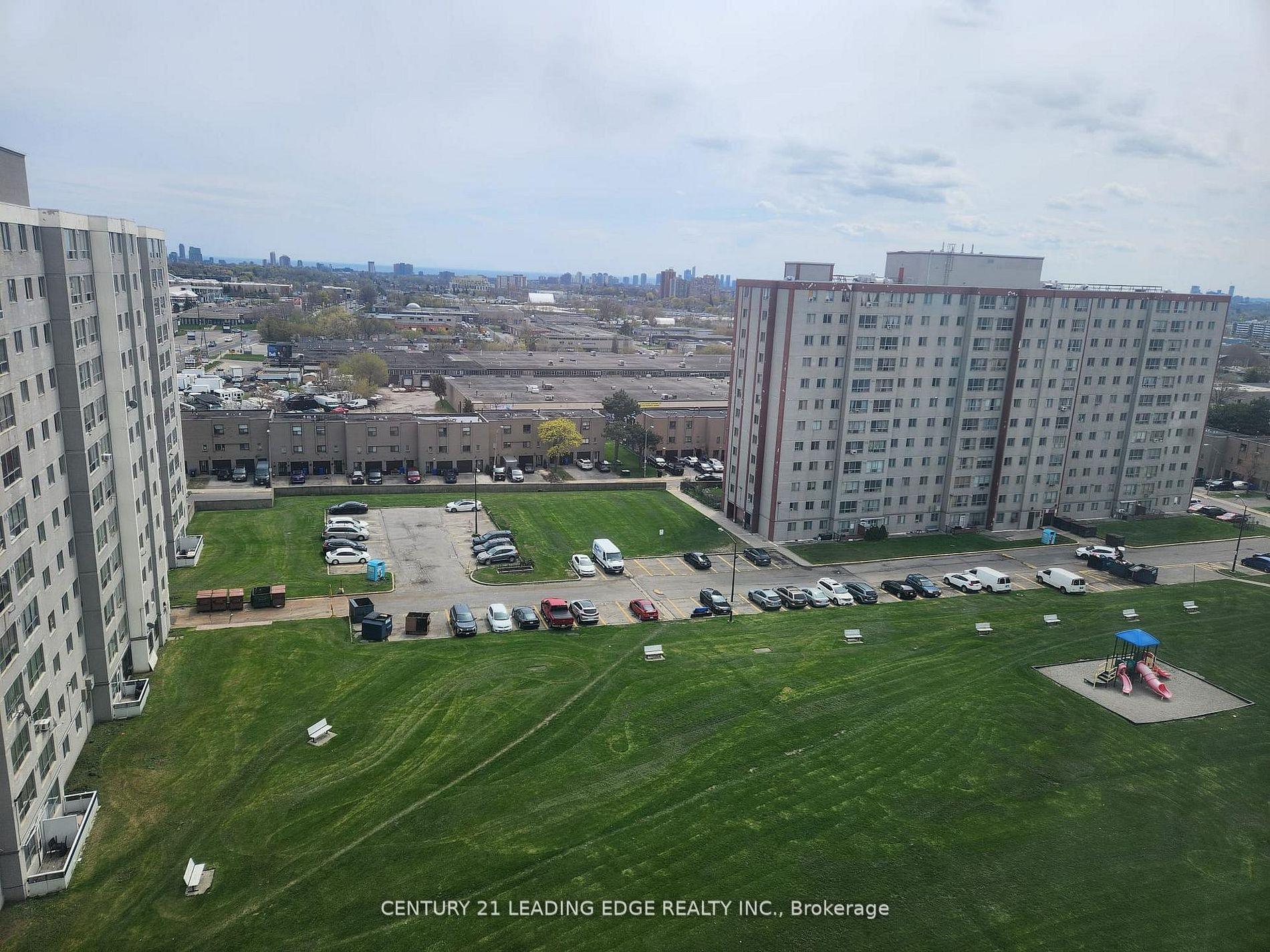 200 Lotherton Pathway 1208, Toronto W04, ON M6B 2G9