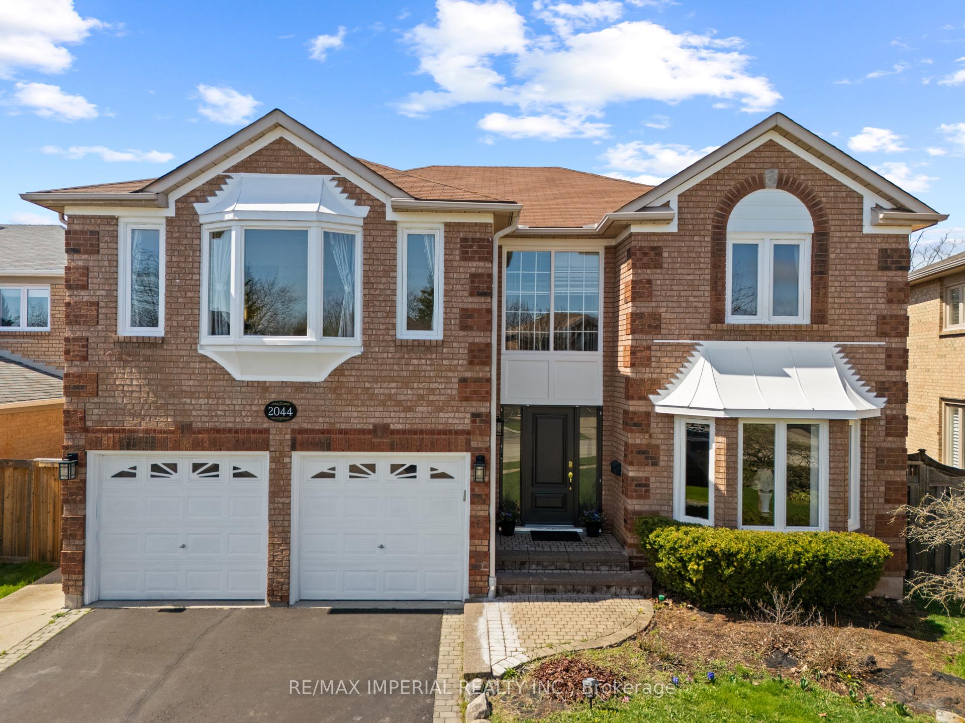 2044 Schoolmaster Circle, Oakville, ON L6M 3A1