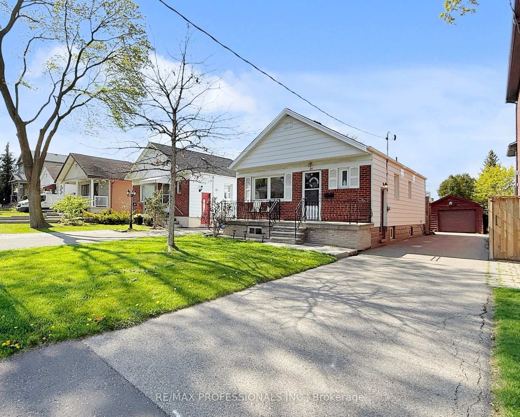 24 Braeburn Avenue, Toronto W09, ON M9P 2J3