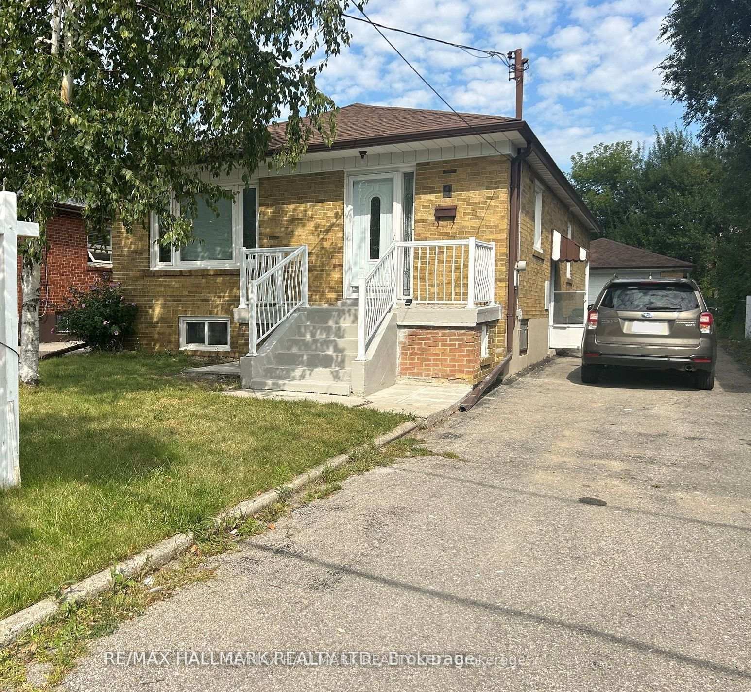 9 Macleod Street, Toronto W04, ON M6L 2M7
