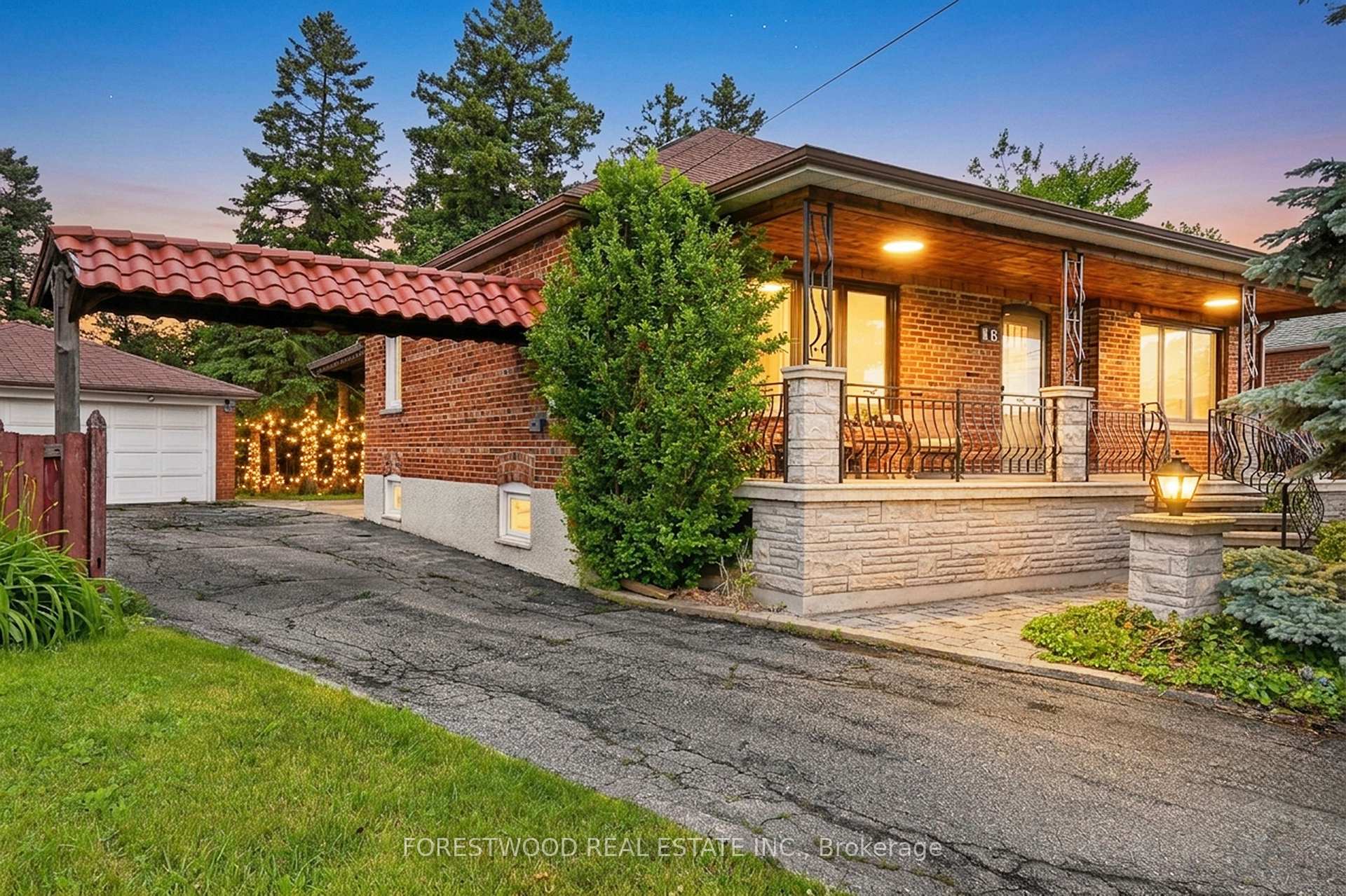 16 Enid Crescent, Toronto W04, ON M6B 1S1