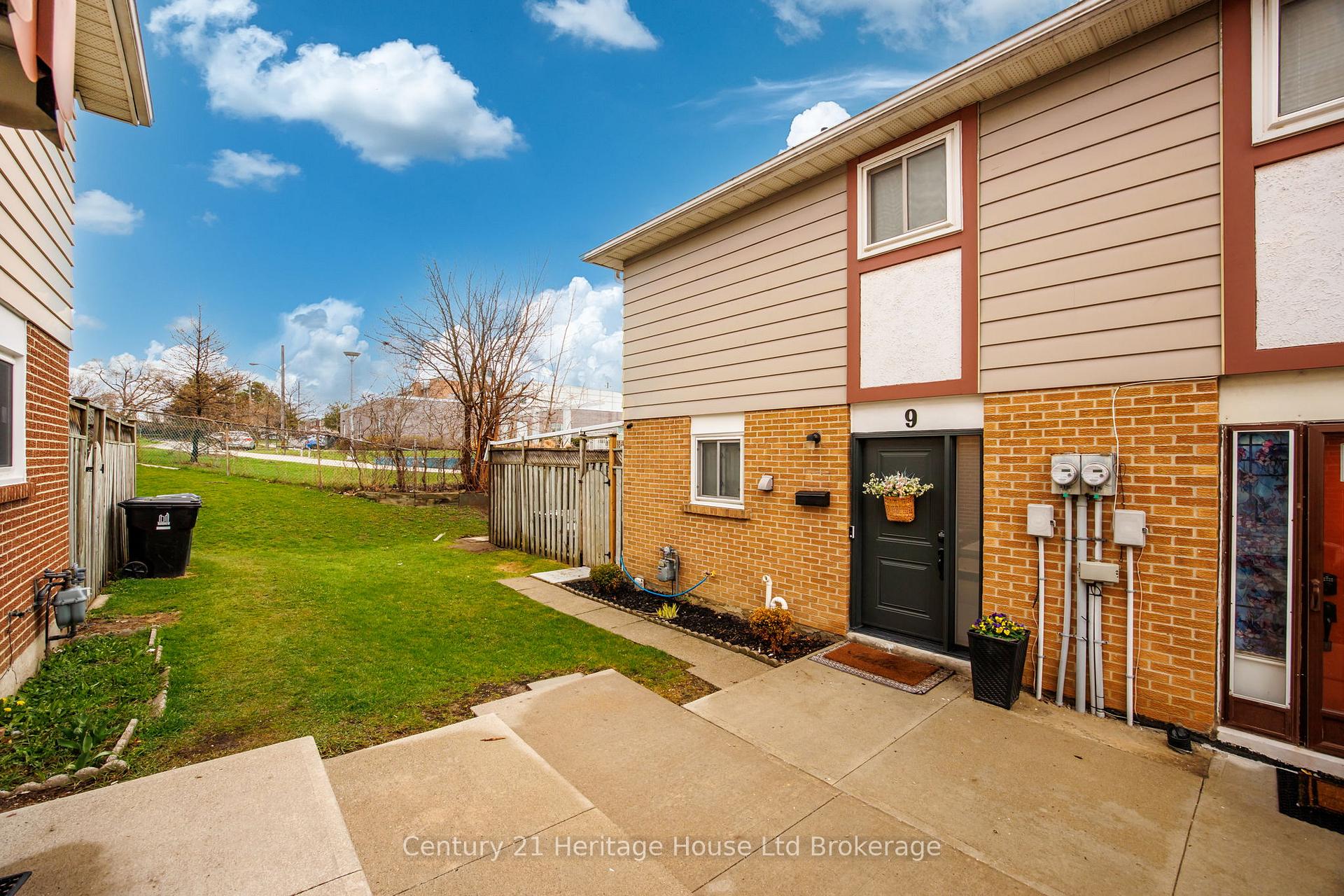 9 San Vito Way, Toronto W05, ON M3L 2G7