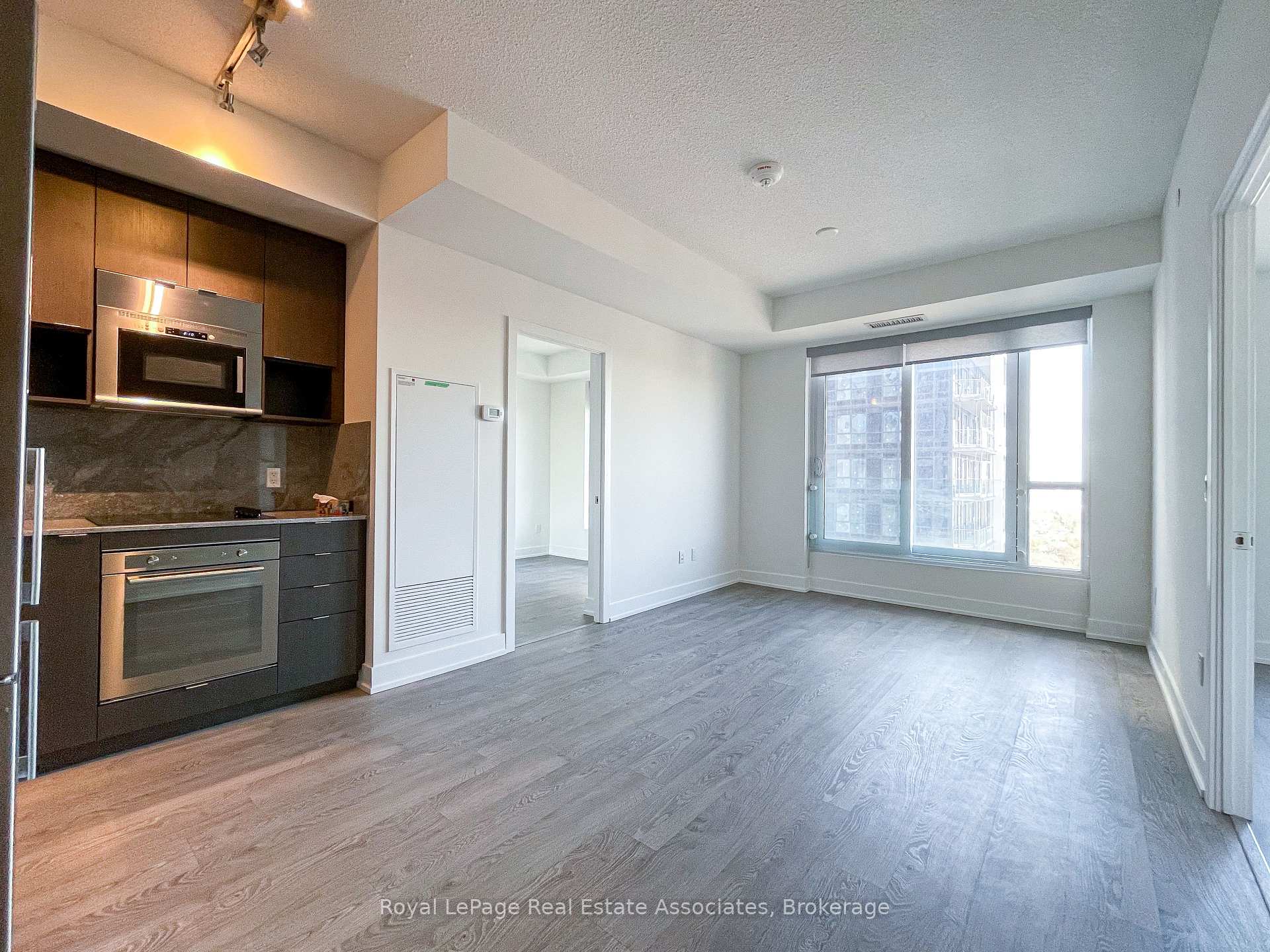 7 Mabelle Avenue 3307, Toronto W08, ON M5T 0C9