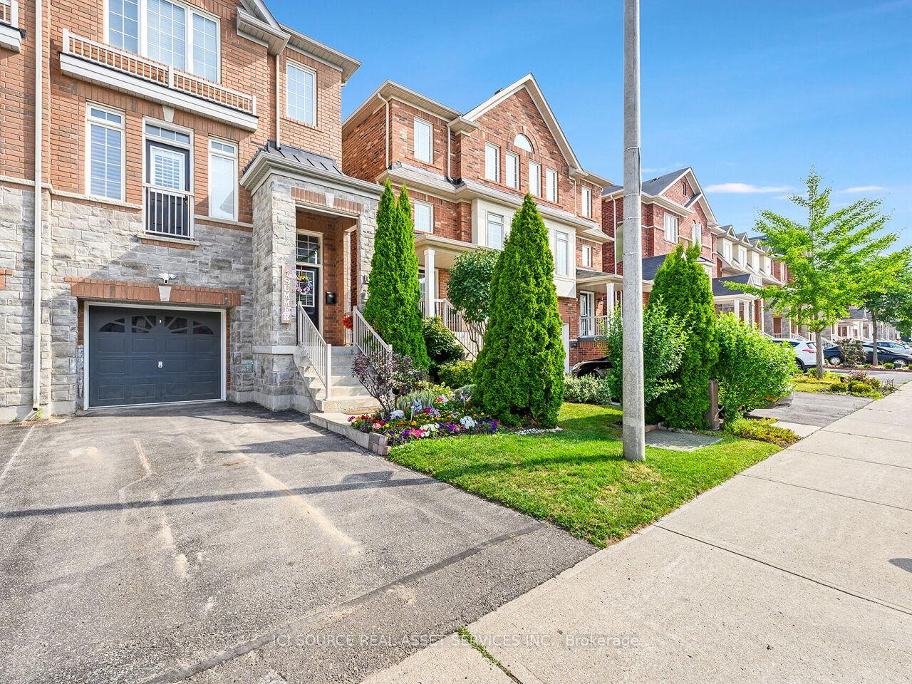 38 Betty Nagle Street, Toronto W05, ON M9M 0E2