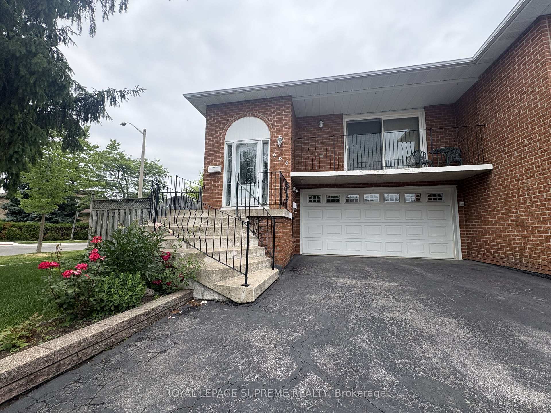 966 Lovingston Crescent, Mississauga, ON L4W 3S7