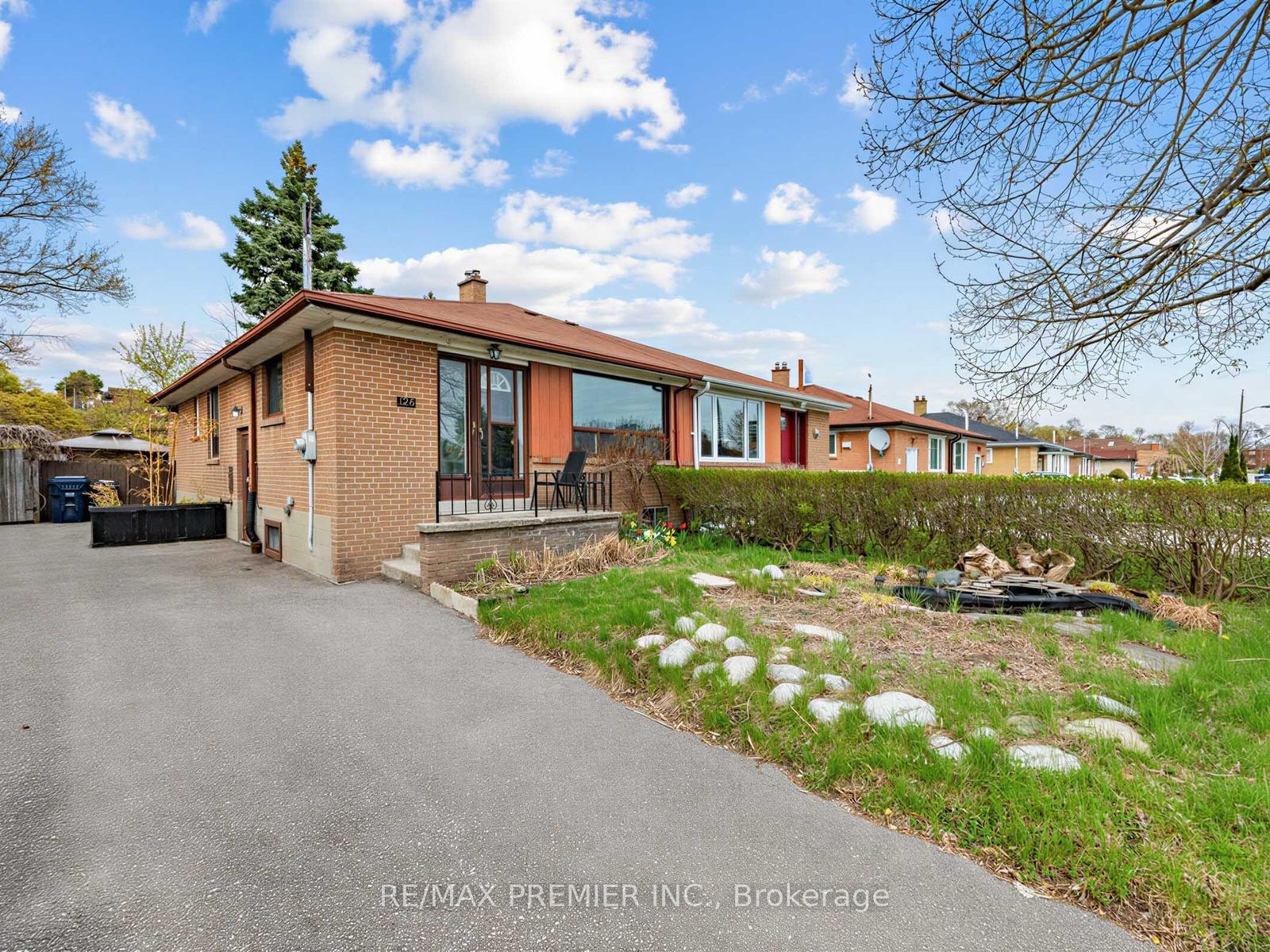 126 Langden Avenue, Toronto W03, ON M6N 2L5