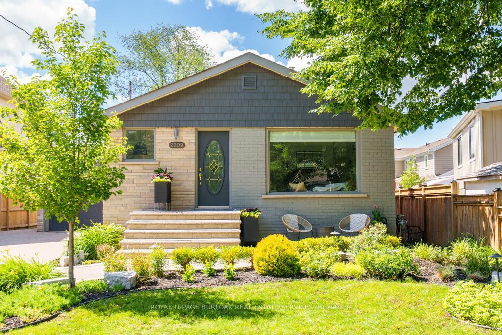 2209 Caroline Street, Burlington, ON L7R 1M4
