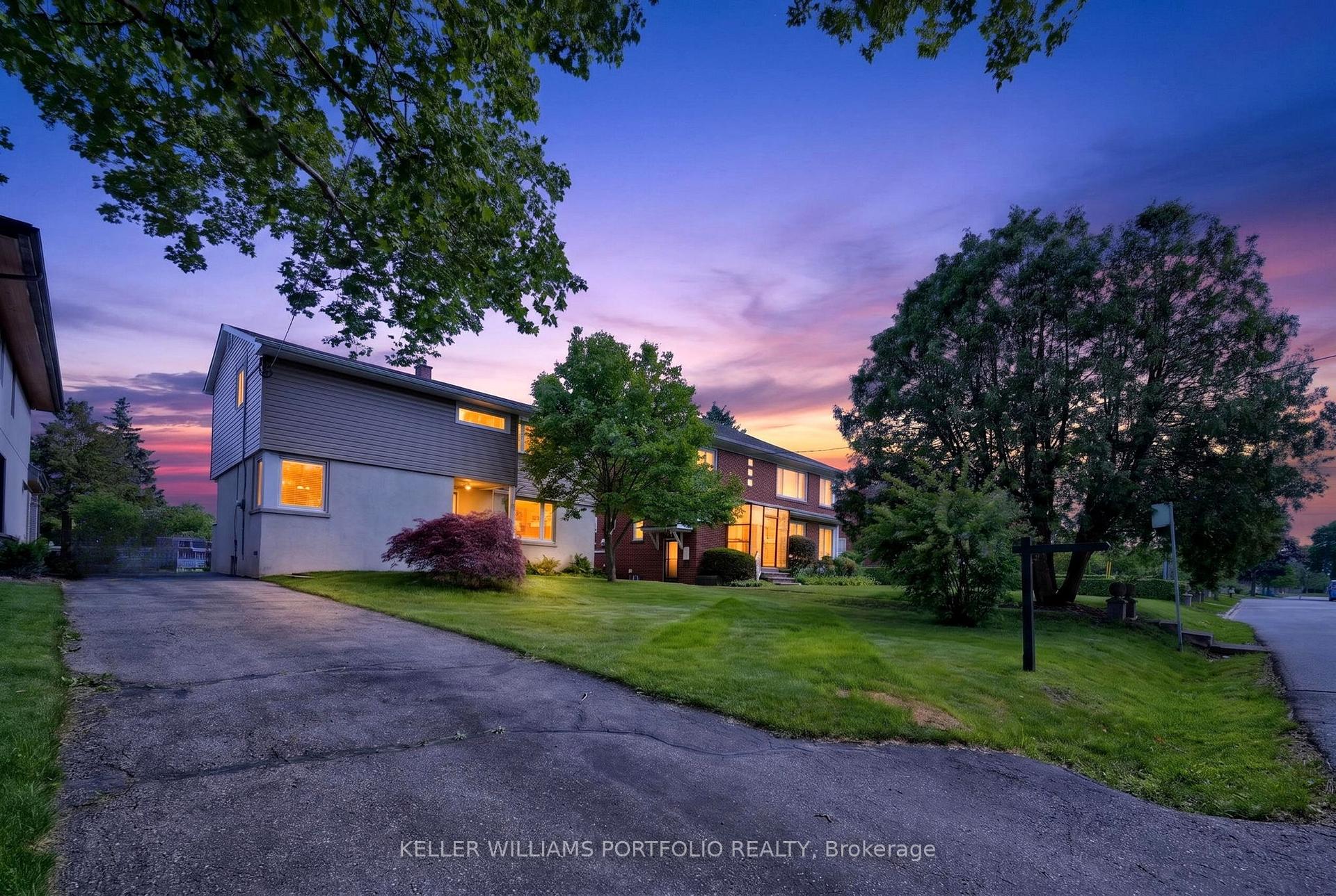 23 Graystone Gardens, Toronto W08, ON M8Z 3C2