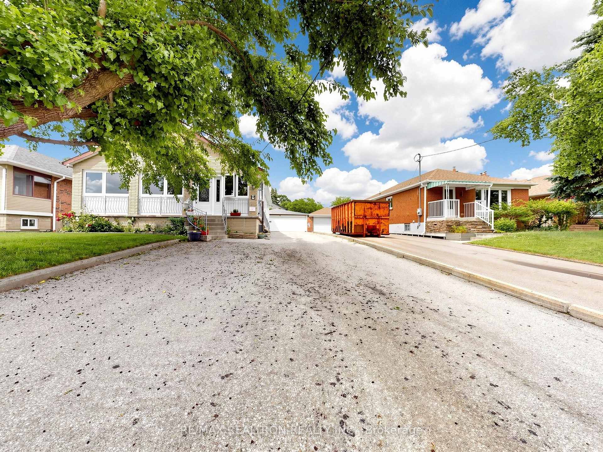 9 Clevedo Street E, Toronto W05, ON M3M 1M3
