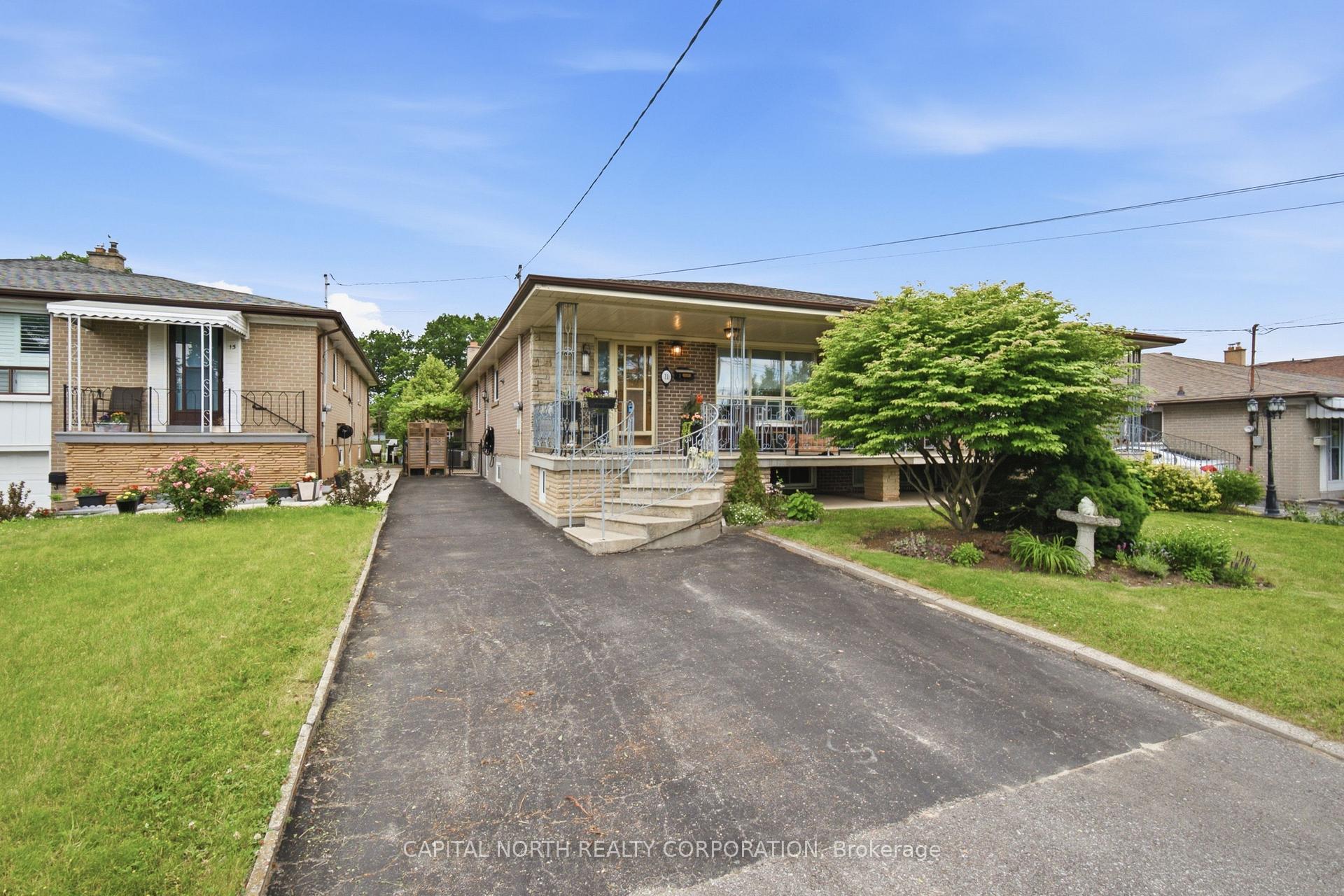 11 Goldsboro Road, Toronto W05, ON M9L 1A6