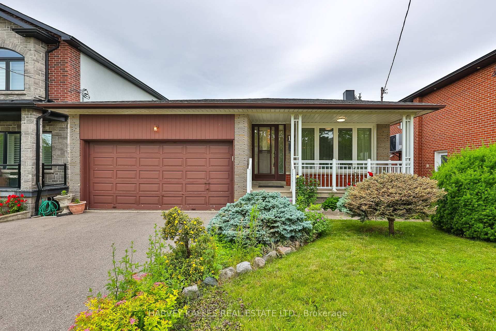 16 Jocada Road, Toronto W04, ON M6L 2J3