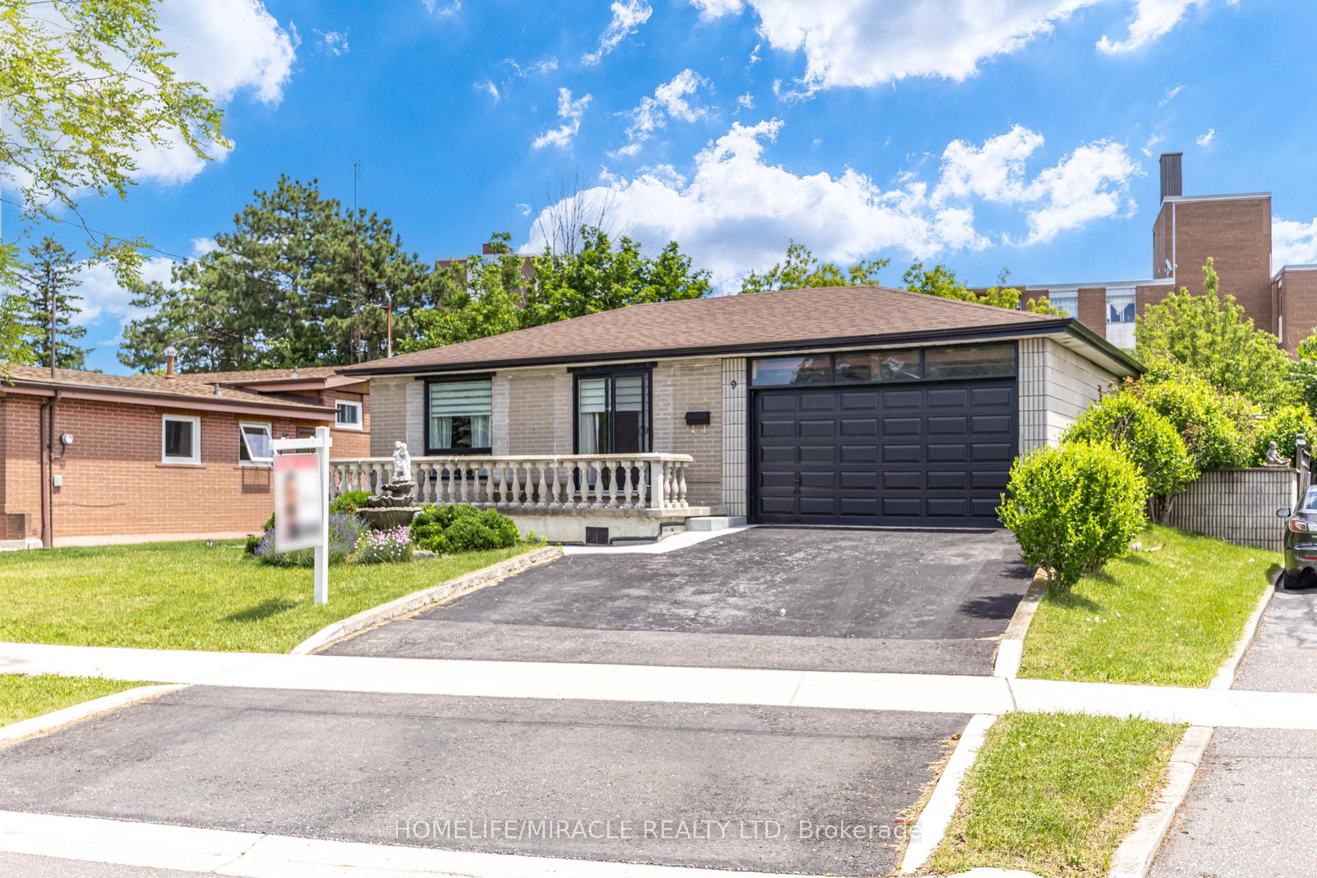 9 Wheatsheaf Crescent, Toronto W05, ON M3N 1P7