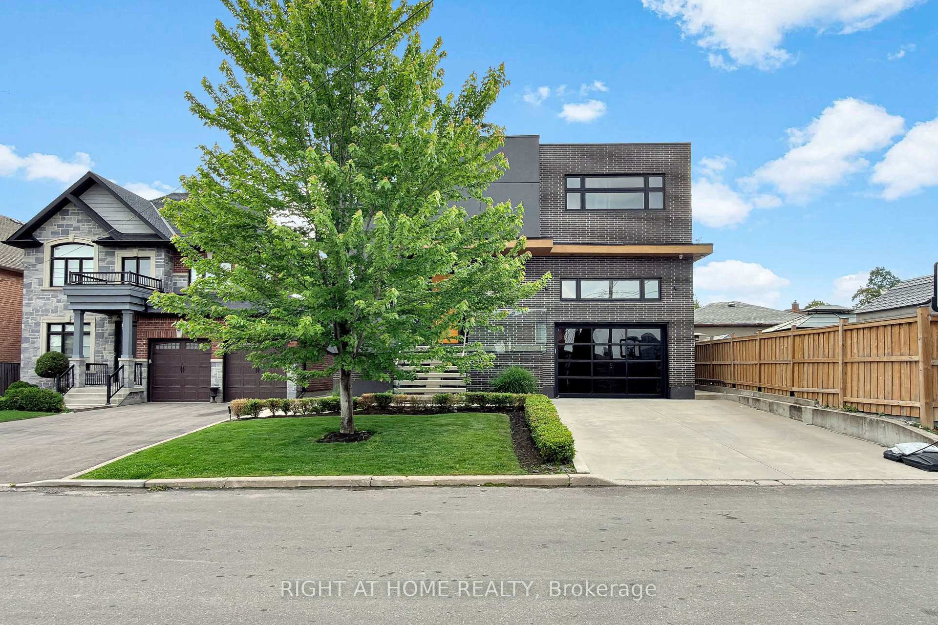 2931 Lansdowne Avenue, Toronto W04, ON M6B 3X3