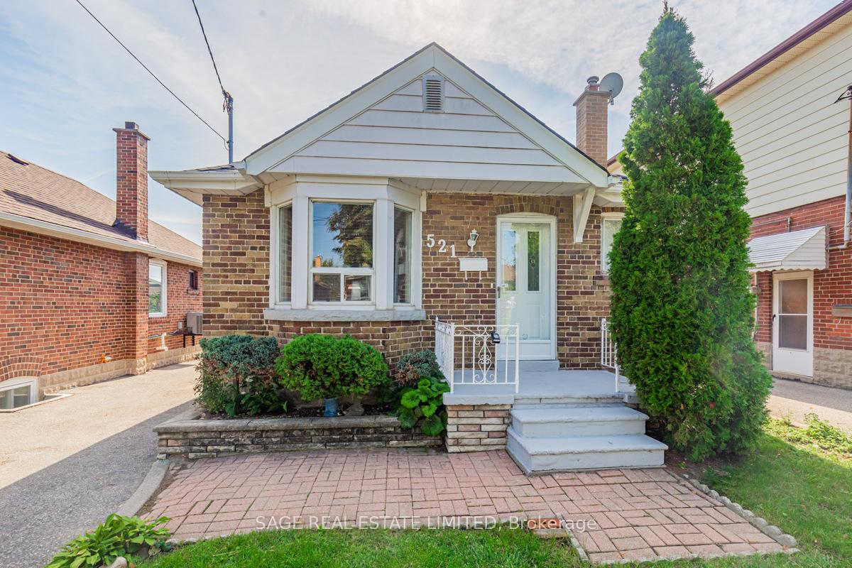 521 Glen Park Avenue, Toronto W04, ON M6B 2G2