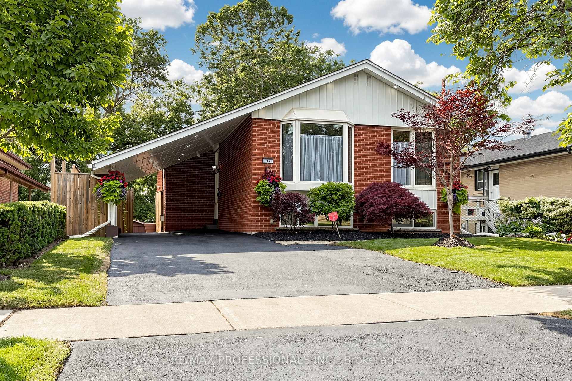 17 Barwell Crescent, Toronto W10, ON M9W 2W4