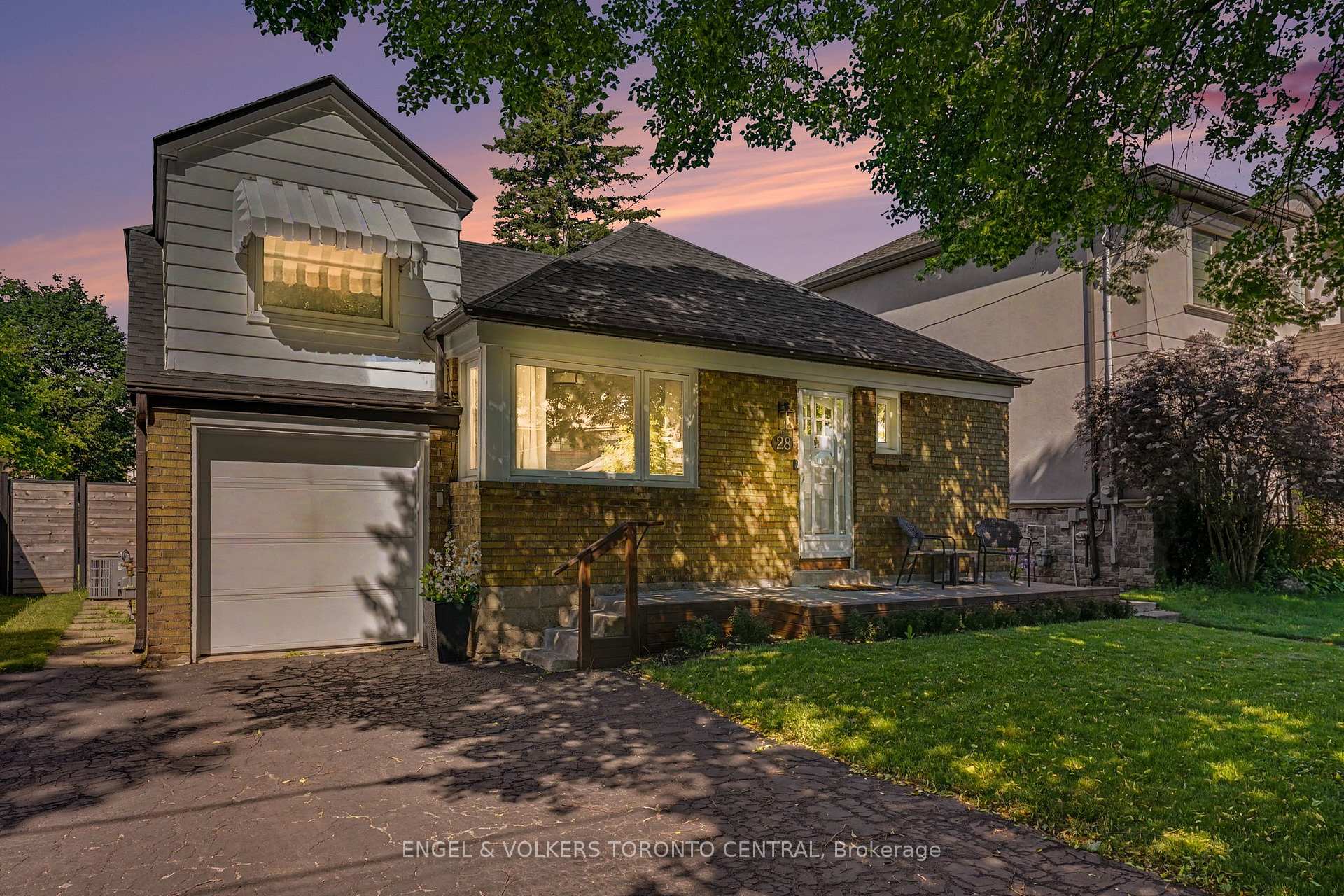 28 Inverleigh Drive, Toronto W07, ON M8Y 3E3
