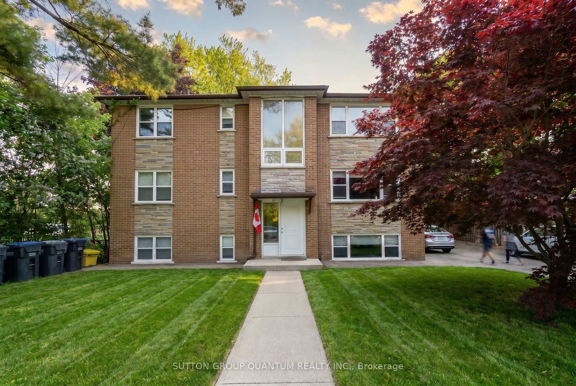 69 High Street W, Mississauga, ON L5H 1K1