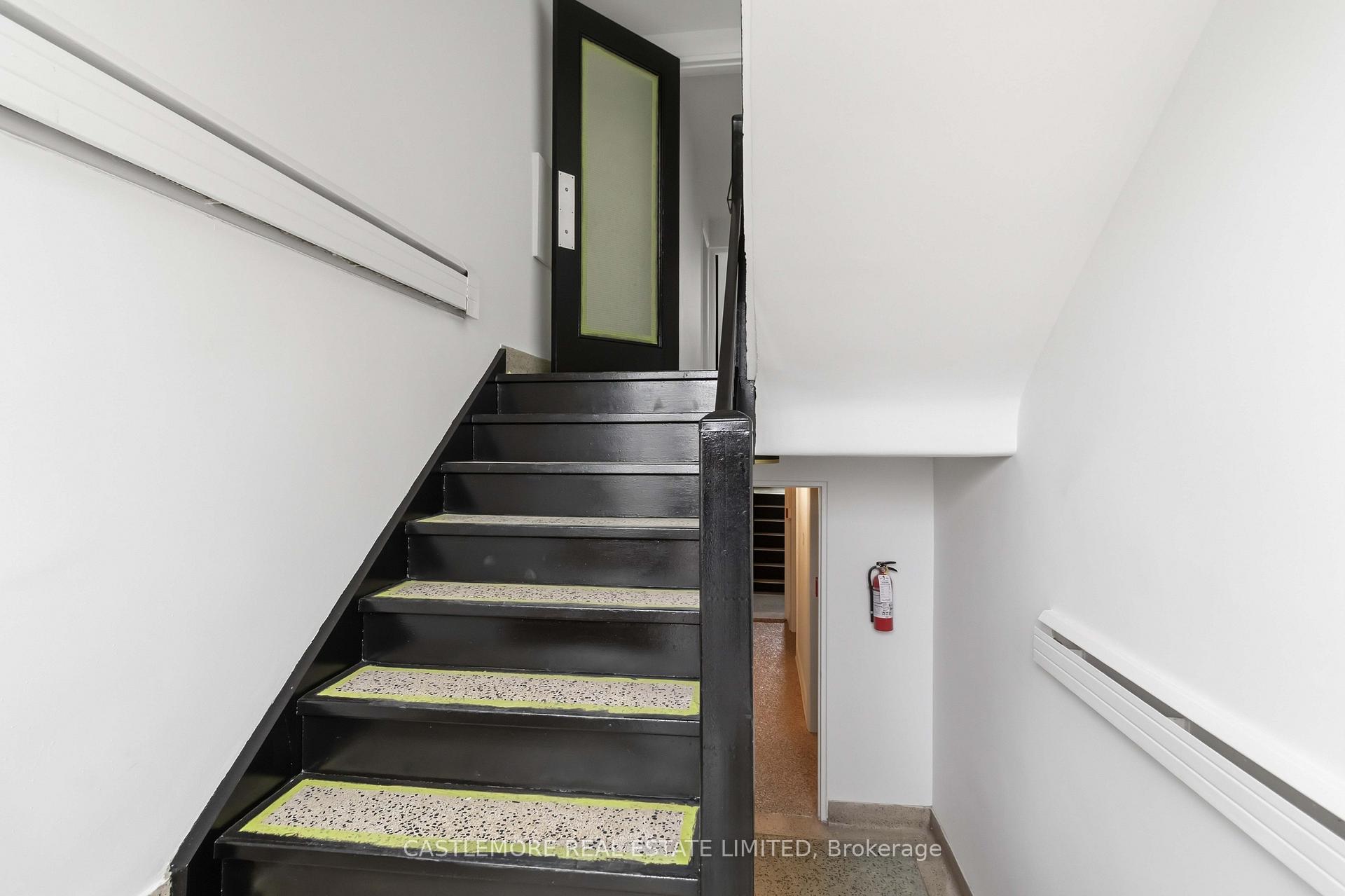 9 allenby Avenue, Toronto W10 — photo 3 of 5