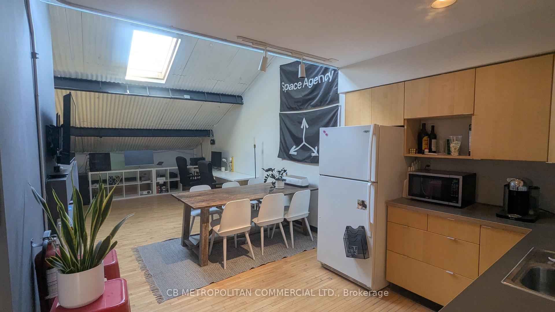29 Fraser Avenue 1, Toronto W01 — photo 3 of 5