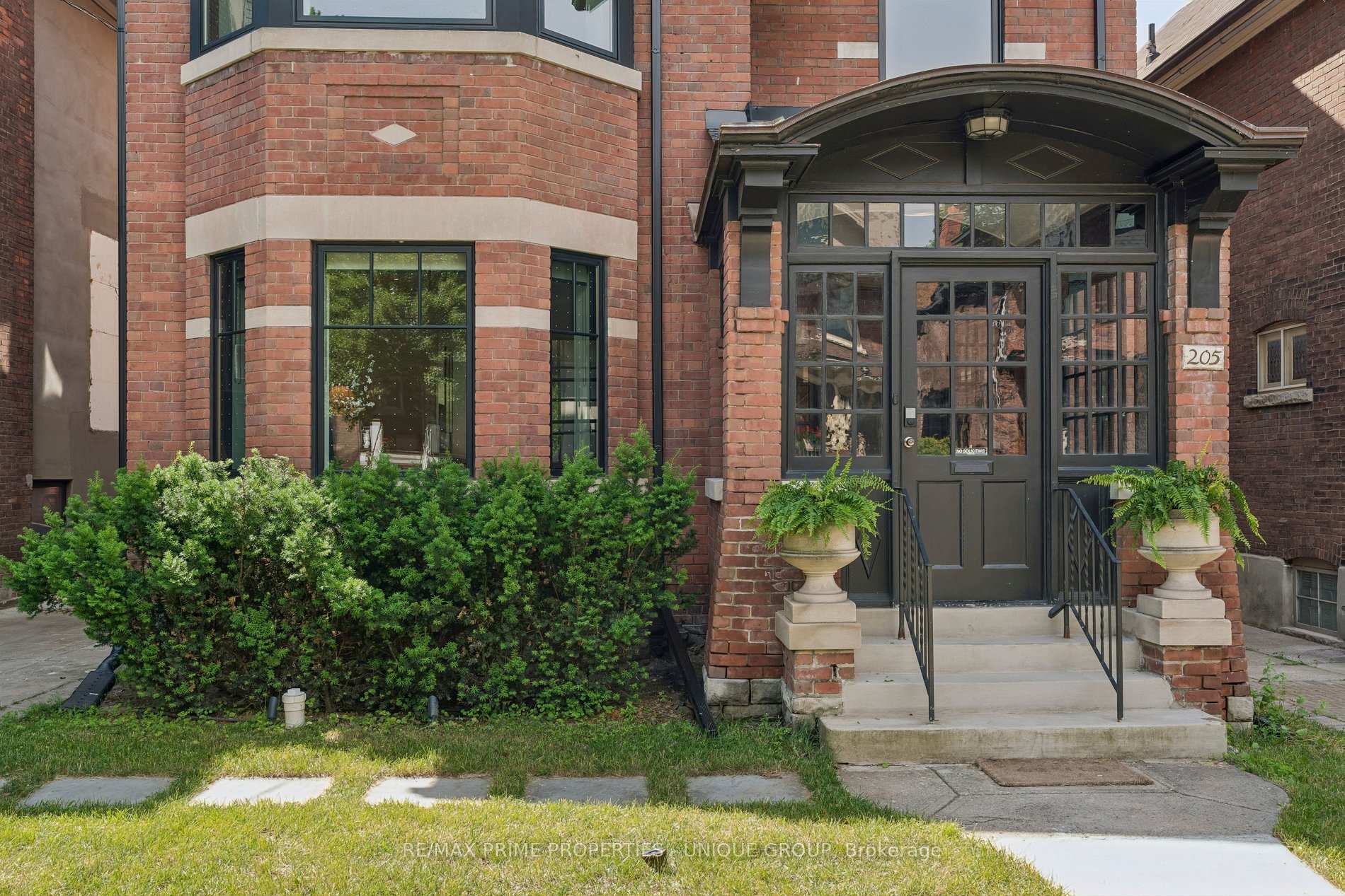 205 Geoffrey Street, Toronto W01 — photo 3 of 5