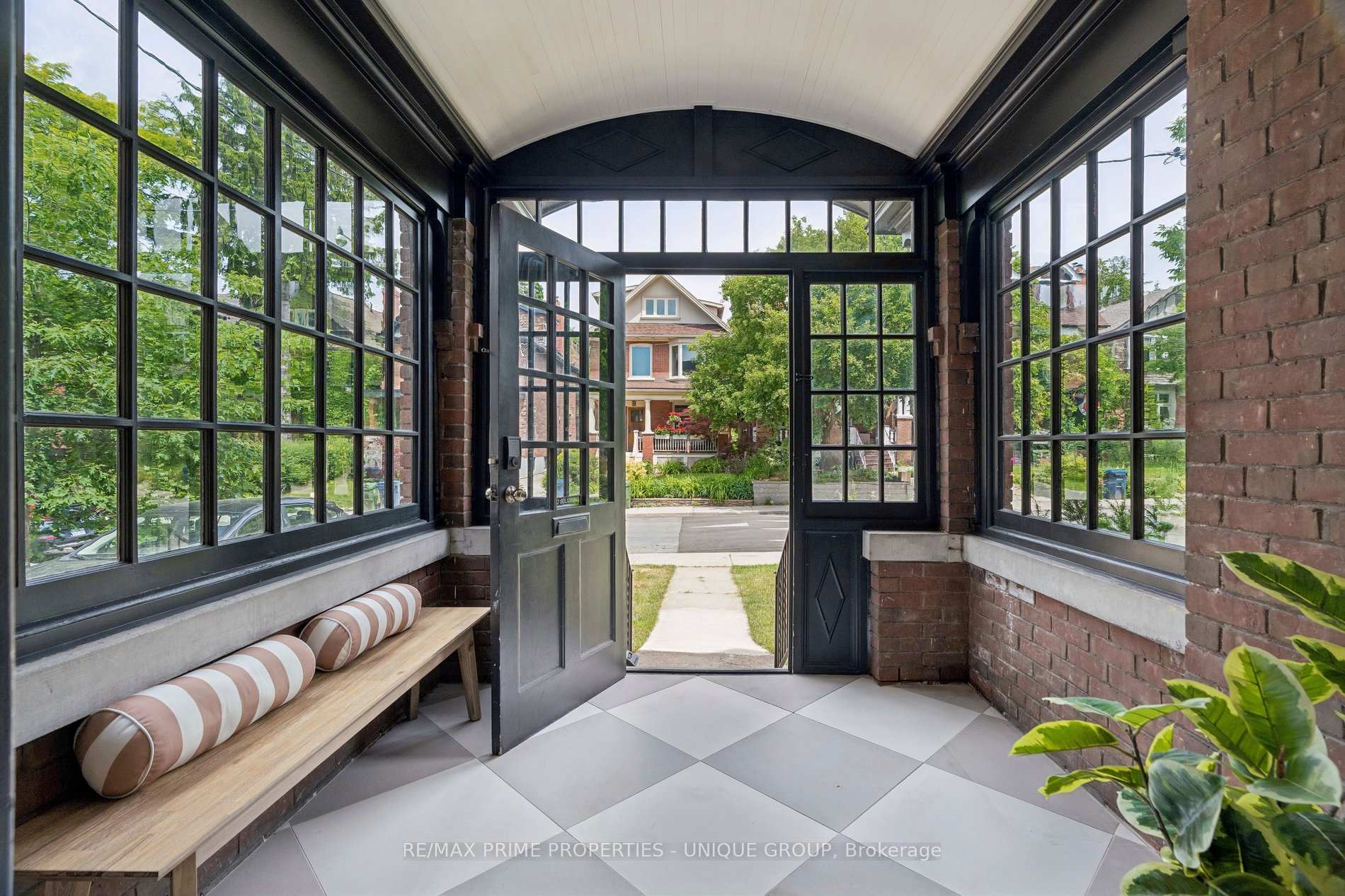 205 Geoffrey Street, Toronto W01 — photo 4 of 5