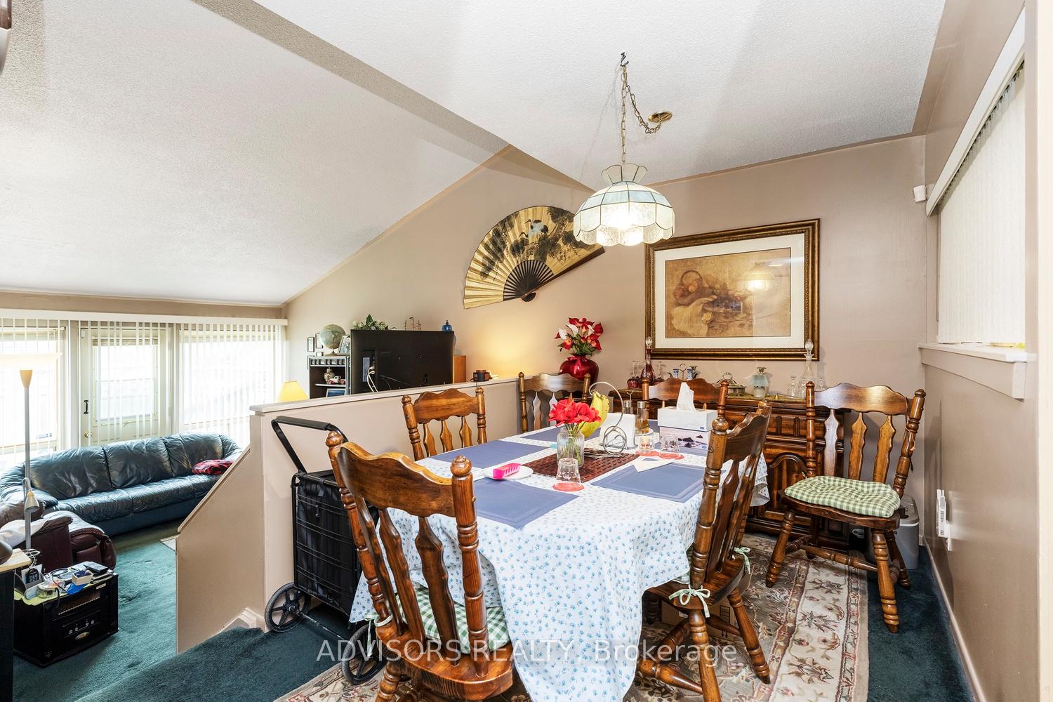 256 John Garland Boulevard 121, Toronto W10 — photo 2 of 5