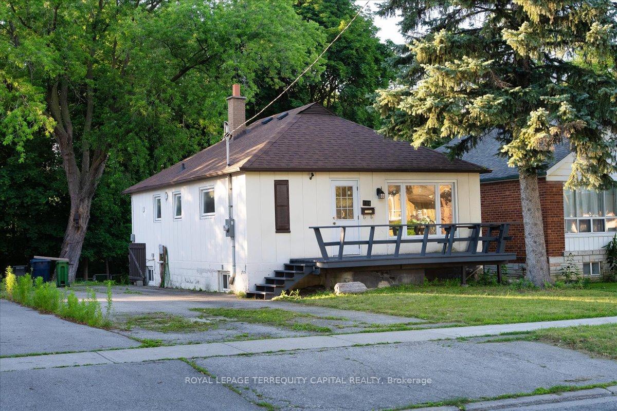 175 Clearbrooke Circle, Toronto W10 — photo 3 of 5