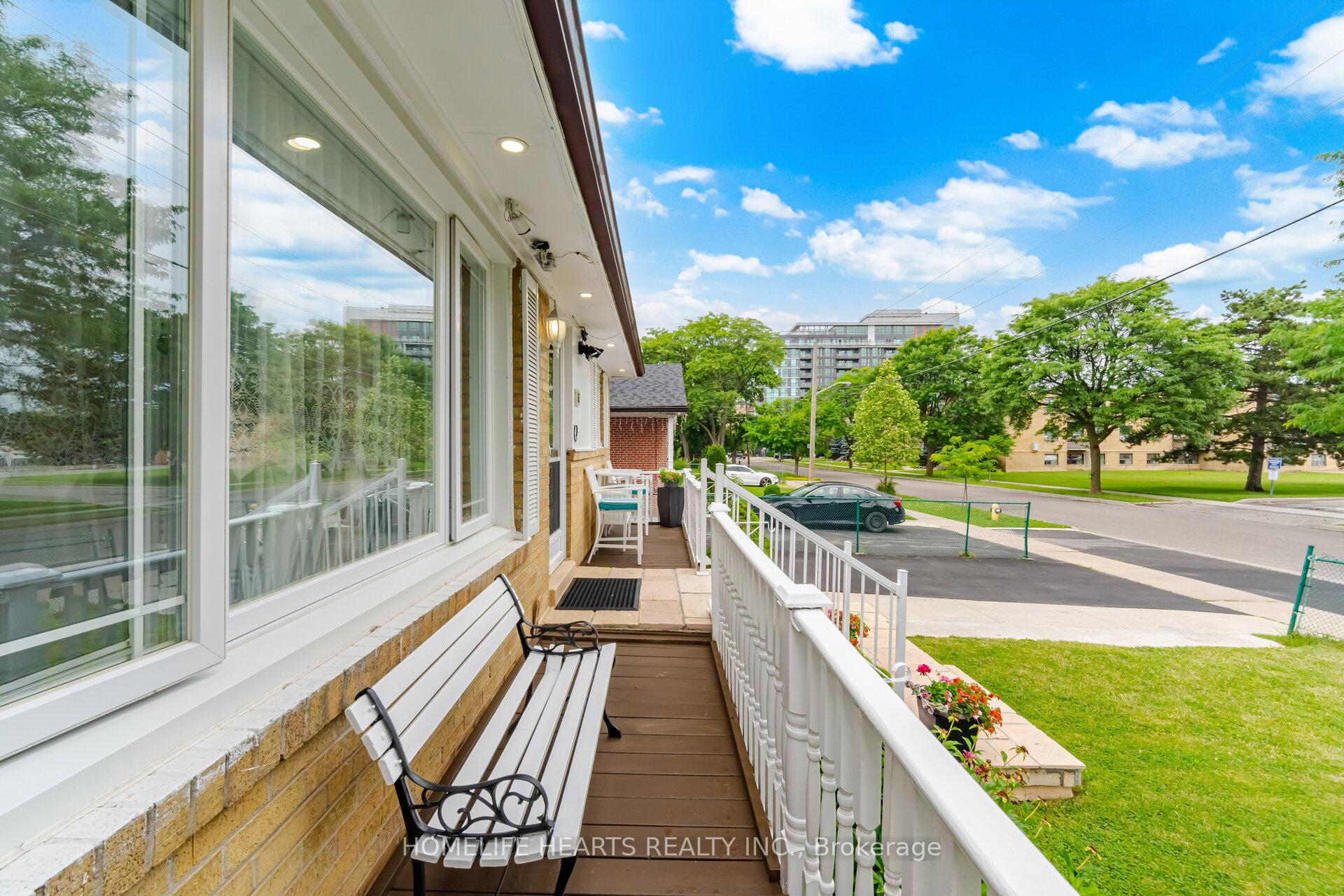 32 Jansusie Road, Toronto W10 — photo 2 of 5