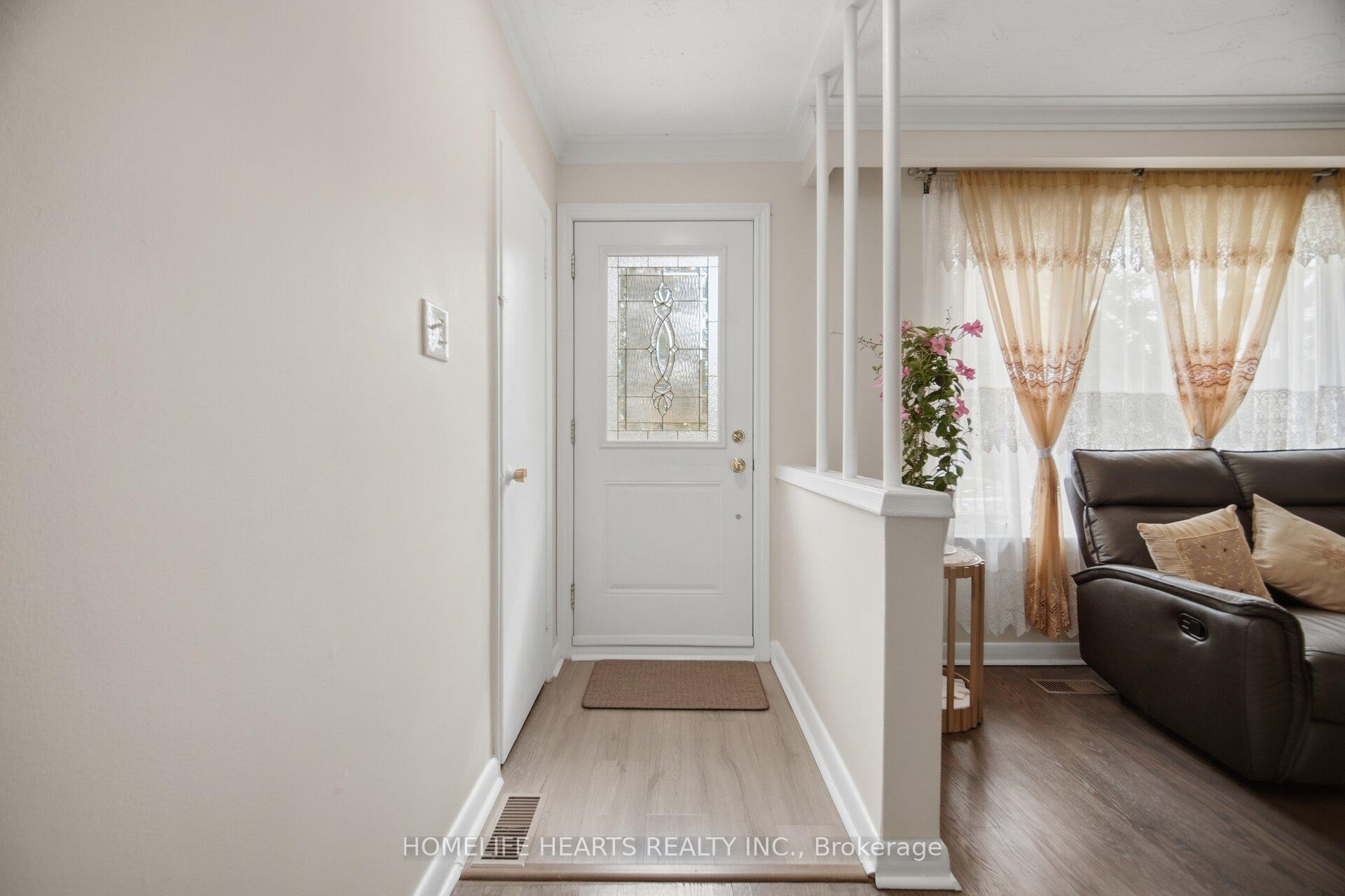 32 Jansusie Road, Toronto W10 — photo 4 of 5
