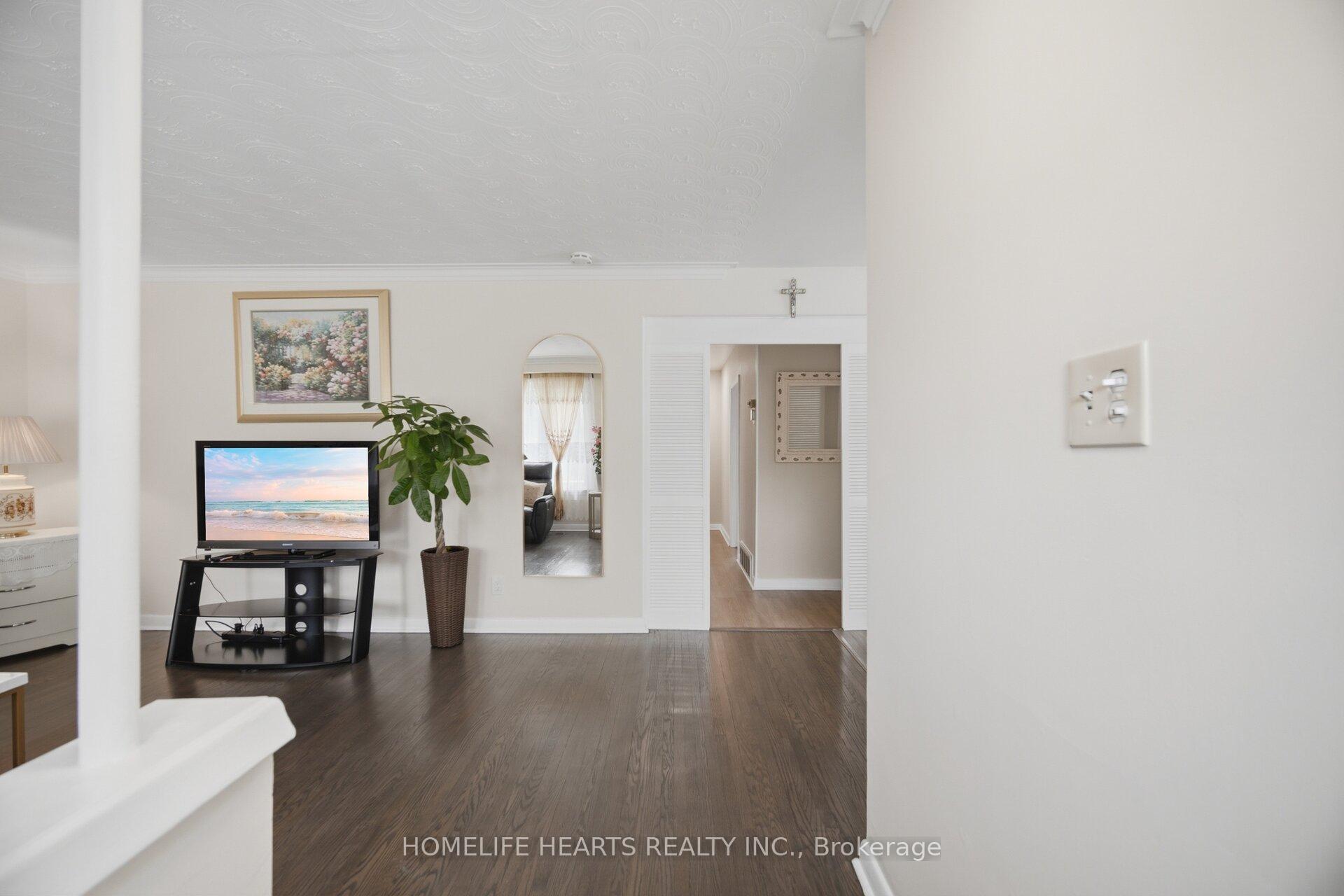 32 Jansusie Road, Toronto W10 — photo 5 of 5