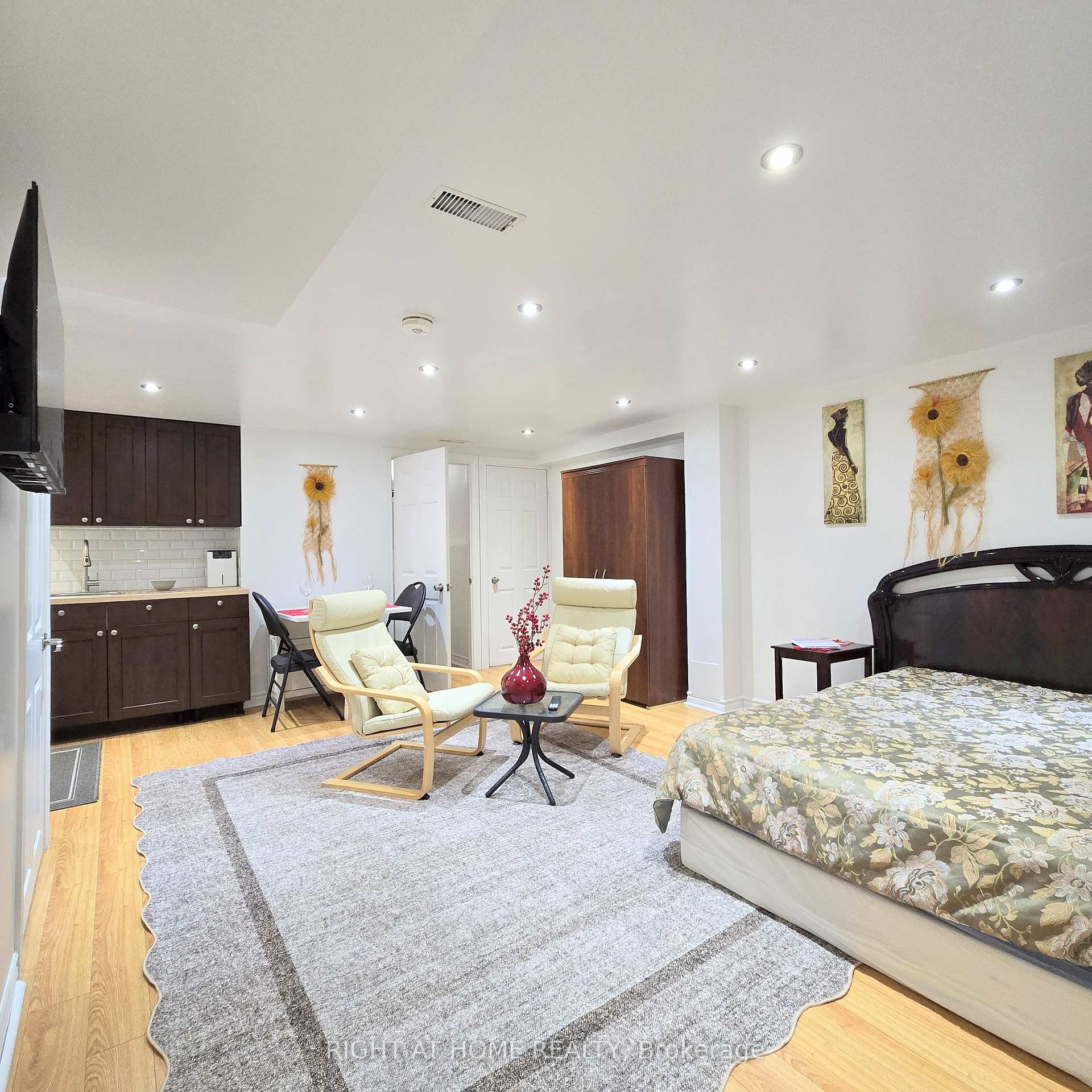 47 Mare Crescent Lower, Toronto W10 — photo 3 of 5
