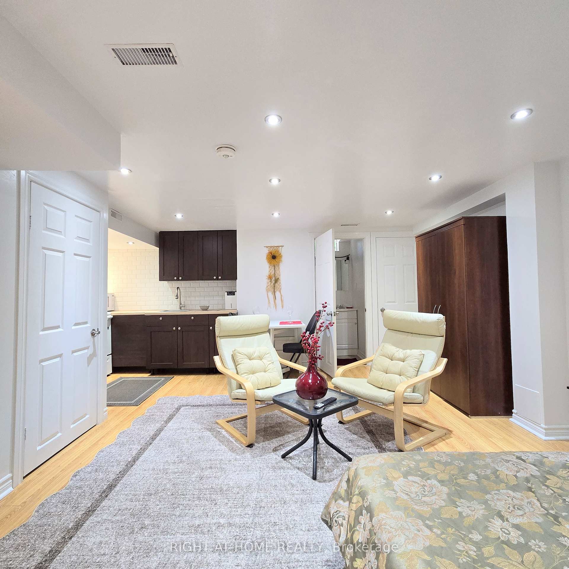 47 Mare Crescent Lower, Toronto W10 — photo 4 of 5