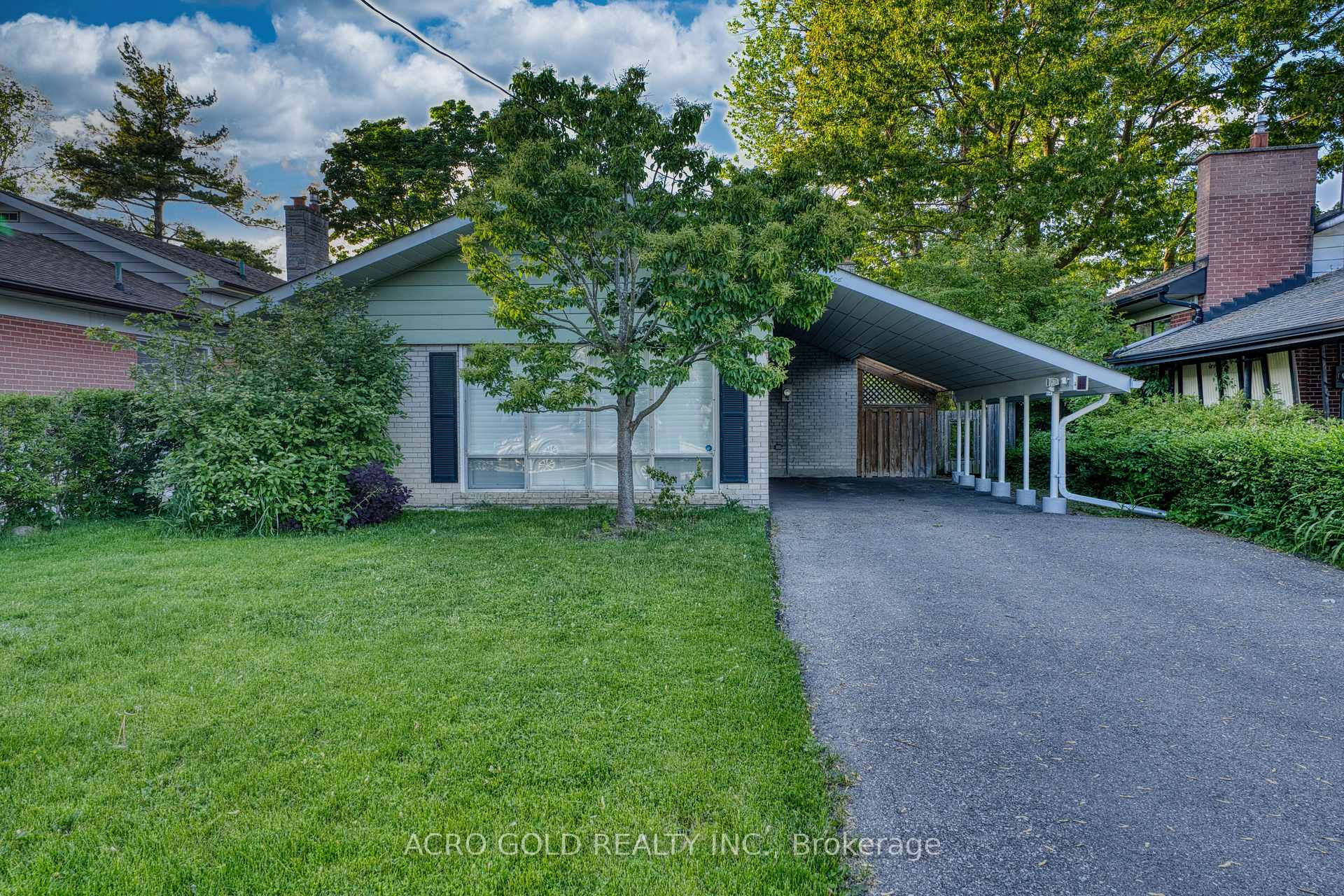 10 Kennebec Crescent, Toronto W10 — photo 2 of 5