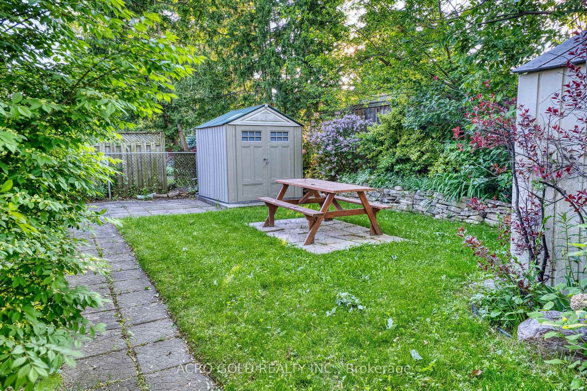 10 Kennebec Crescent, Toronto W10 — photo 4 of 5