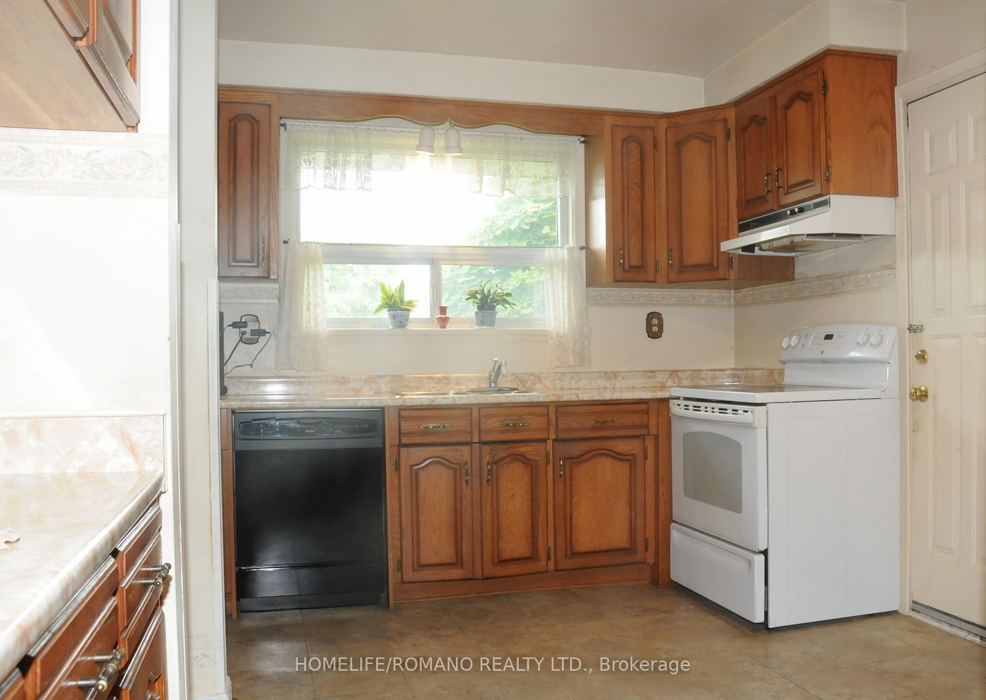 65 Moon Valley Drive, Toronto W10 — photo 2 of 5