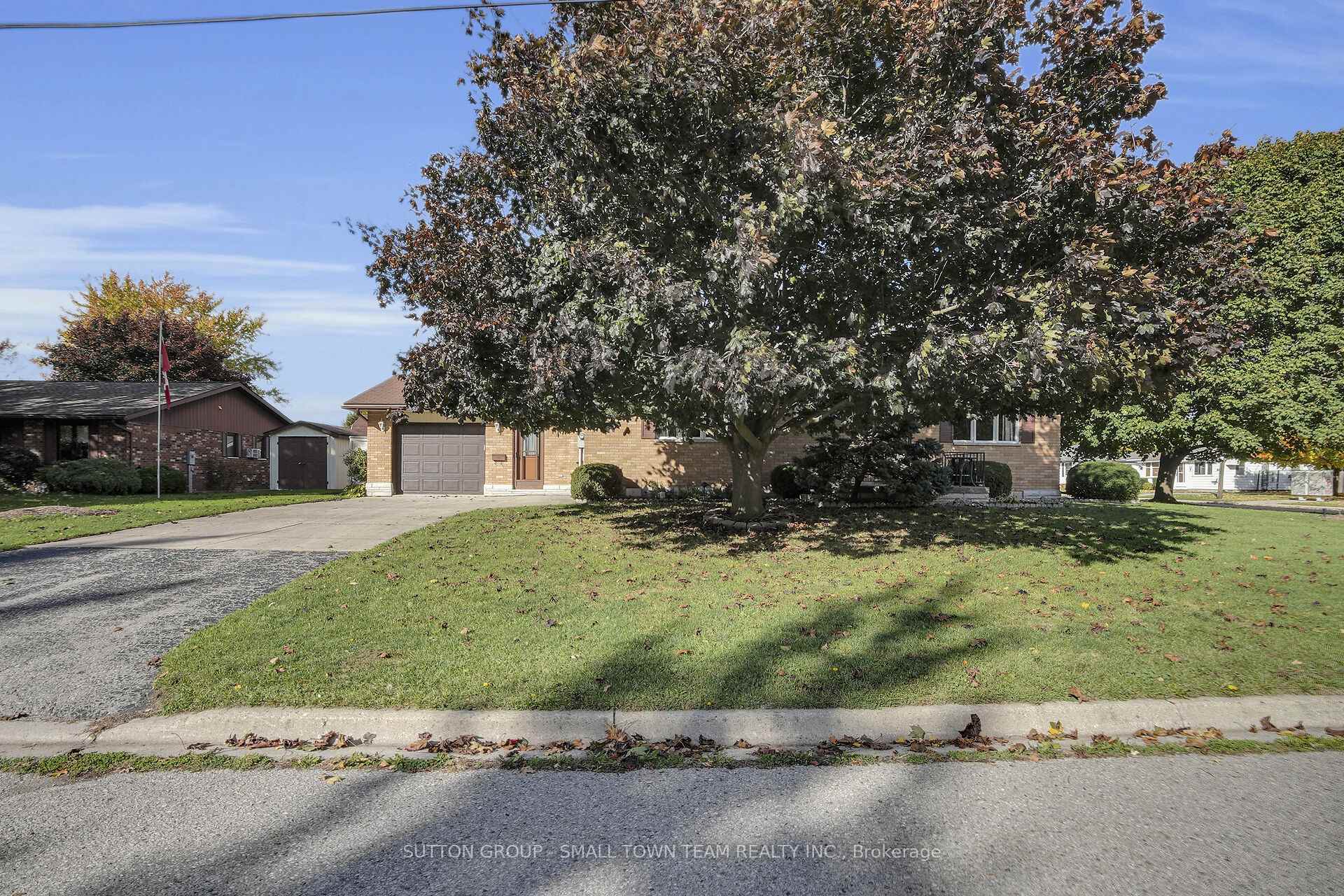 110 John Street W, South Huron — photo 2 of 5