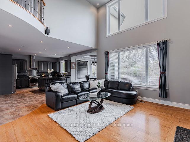 507 Kochar Drive, Mooneys Bay - Carleton Heights and Area — photo 2 of 5