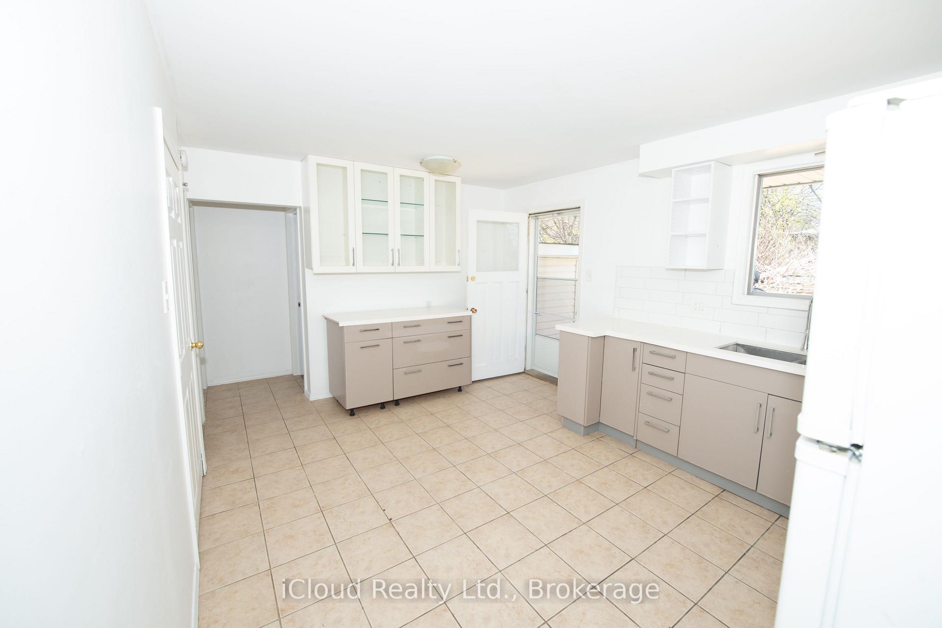 536 Glen Forrest Boulevard, Waterloo — photo 2 of 5