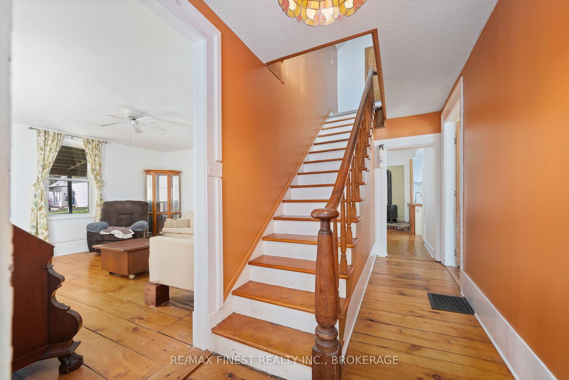 8 Catherine Street, Prince Edward County — photo 3 of 5